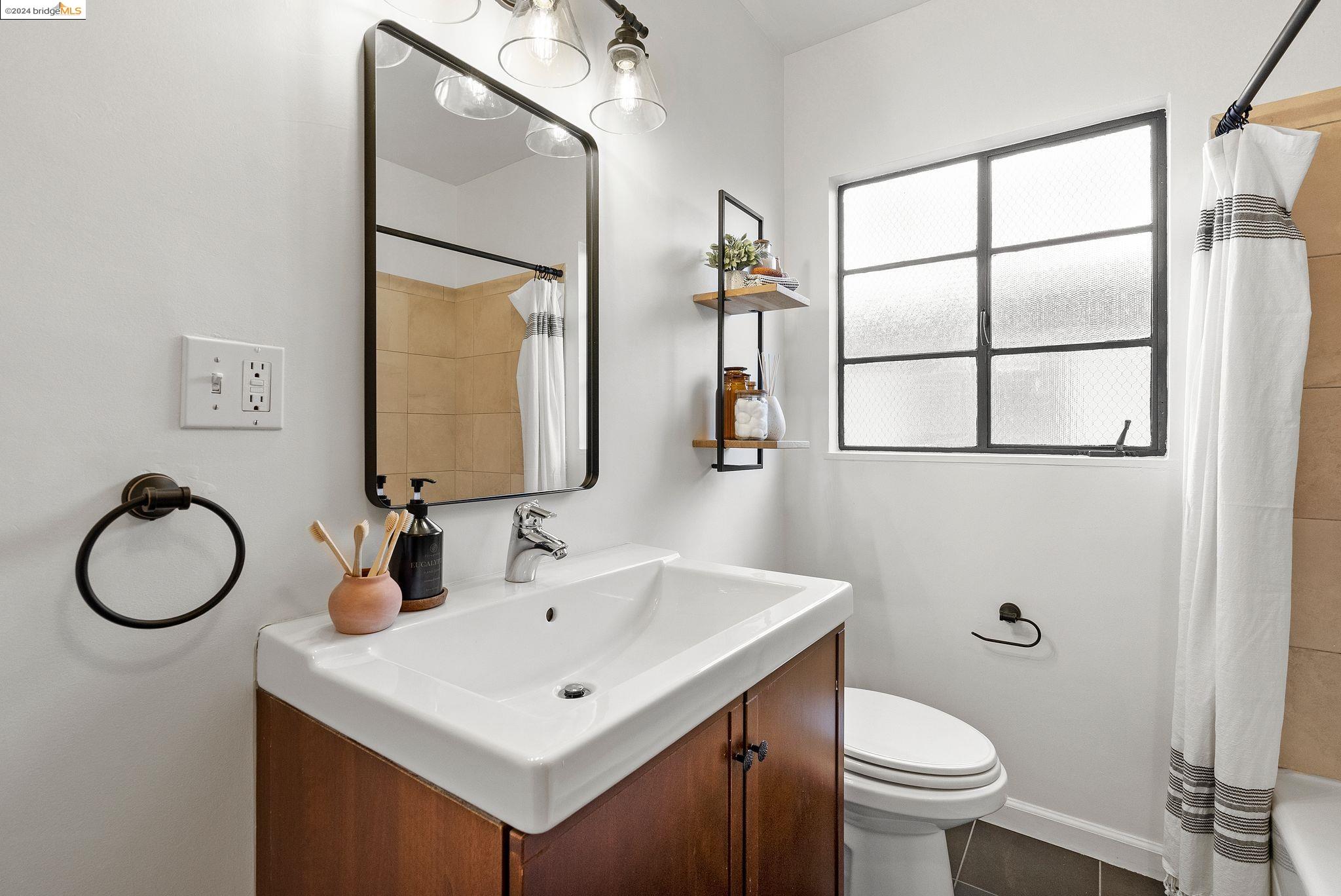 Detail Gallery Image 29 of 41 For 2403 7th Ave, Oakland,  CA 94606 - 2 Beds | 1 Baths