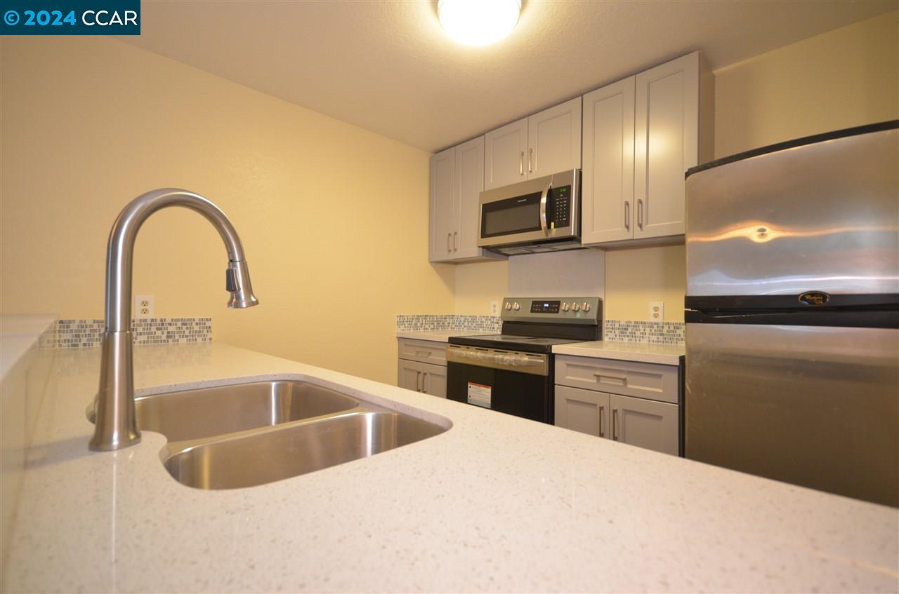 Detail Gallery Image 1 of 1 For 1391 Monument Blvd #11,  Concord,  CA 94520 - 2 Beds | 1/1 Baths