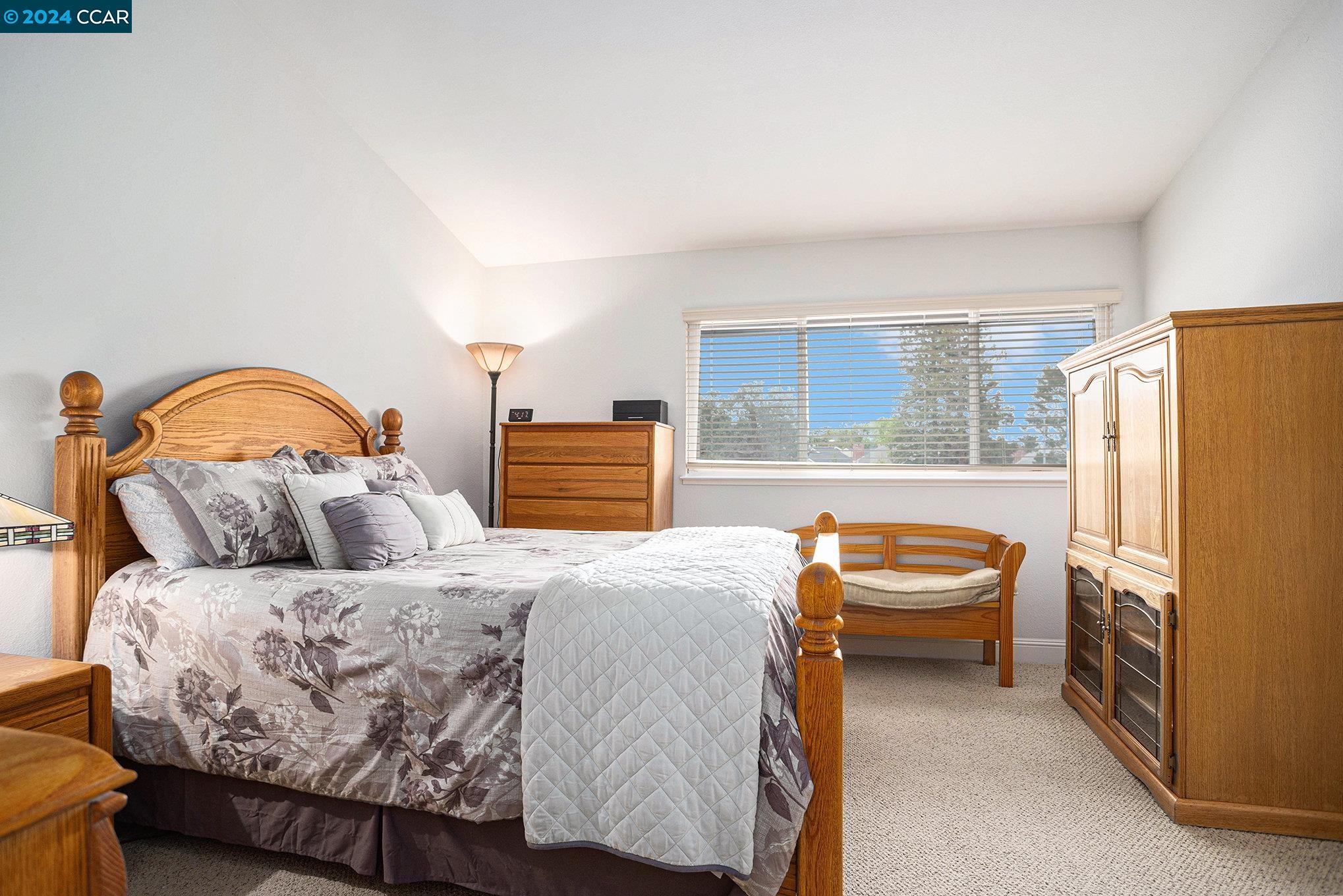 Detail Gallery Image 12 of 21 For 30 Sun Ct, Martinez,  CA 94553 - 4 Beds | 2/1 Baths