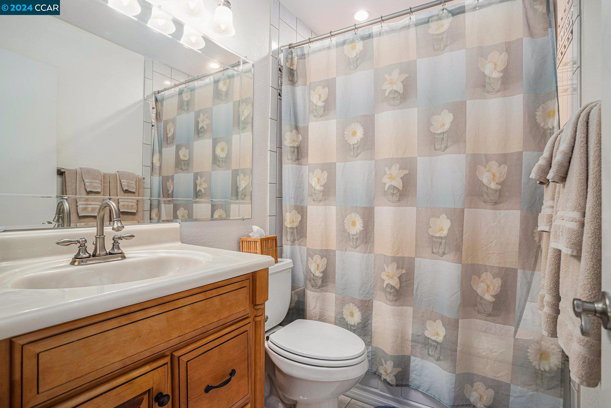 Detail Gallery Image 16 of 21 For 30 Sun Ct, Martinez,  CA 94553 - 4 Beds | 2/1 Baths