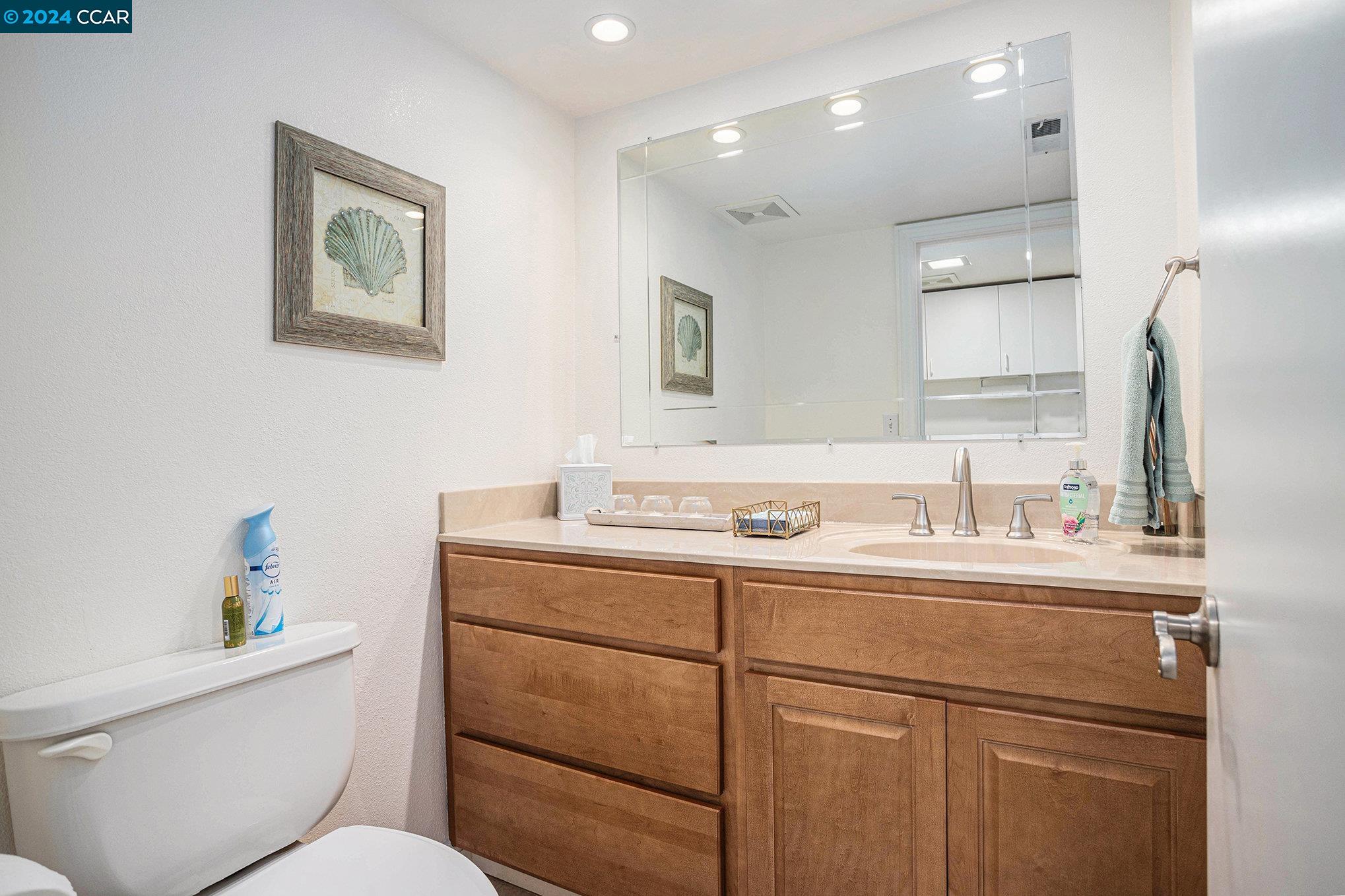 Detail Gallery Image 10 of 21 For 30 Sun Ct, Martinez,  CA 94553 - 4 Beds | 2/1 Baths