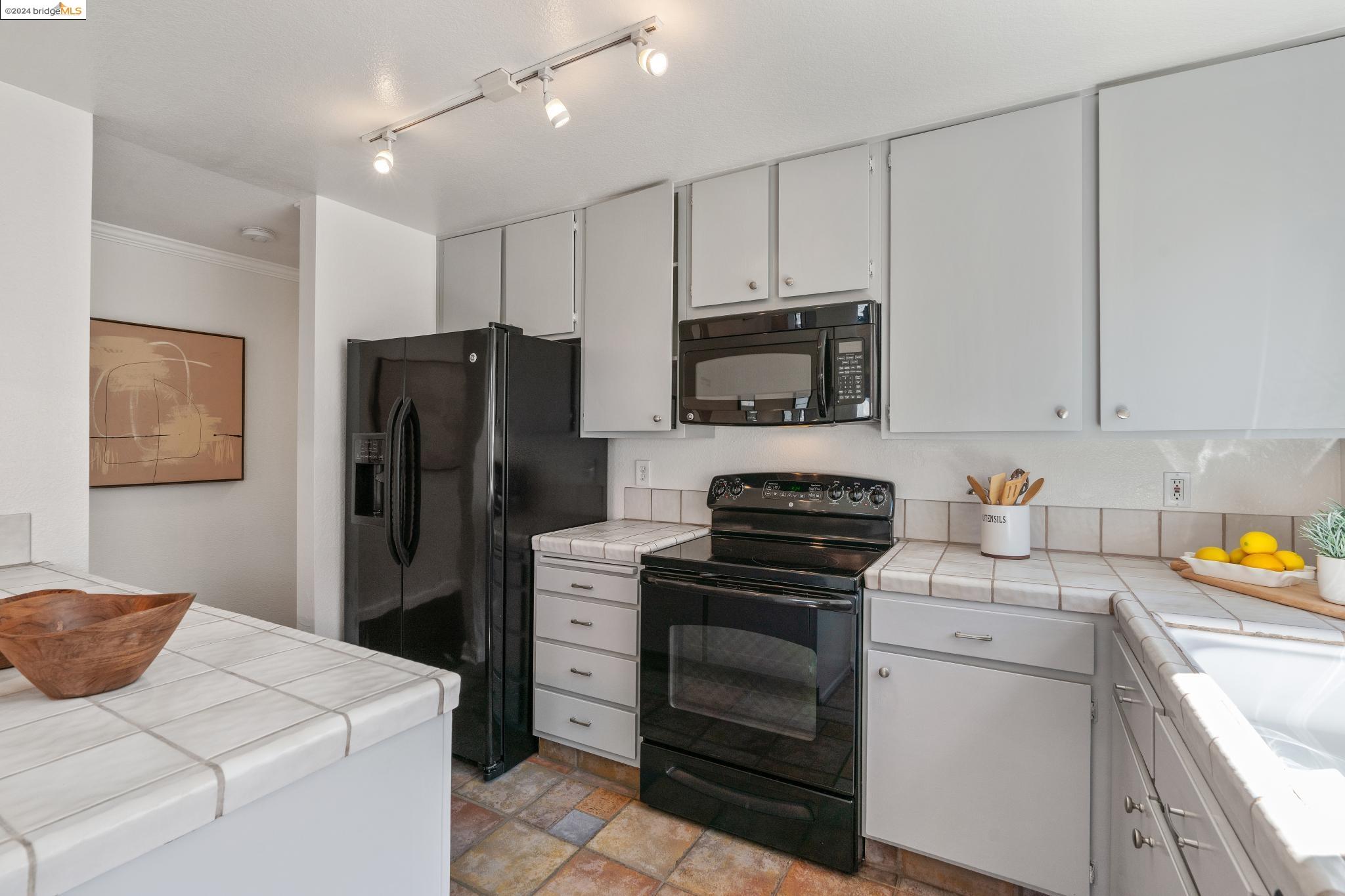 Detail Gallery Image 11 of 35 For 322 Hanover Ave #313,  Oakland,  CA 94606 - 2 Beds | 2 Baths