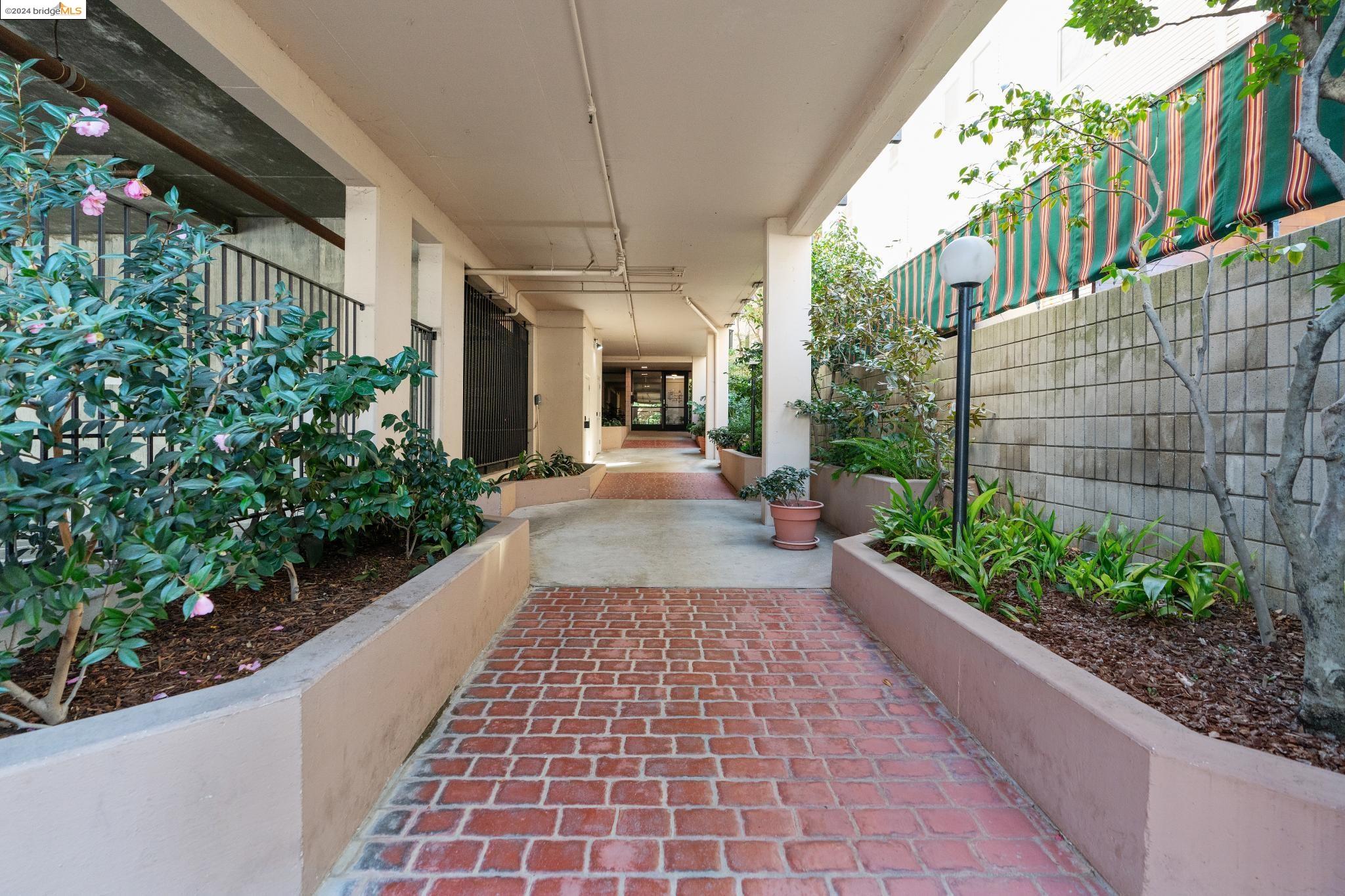 Detail Gallery Image 31 of 35 For 322 Hanover Ave #313,  Oakland,  CA 94606 - 2 Beds | 2 Baths