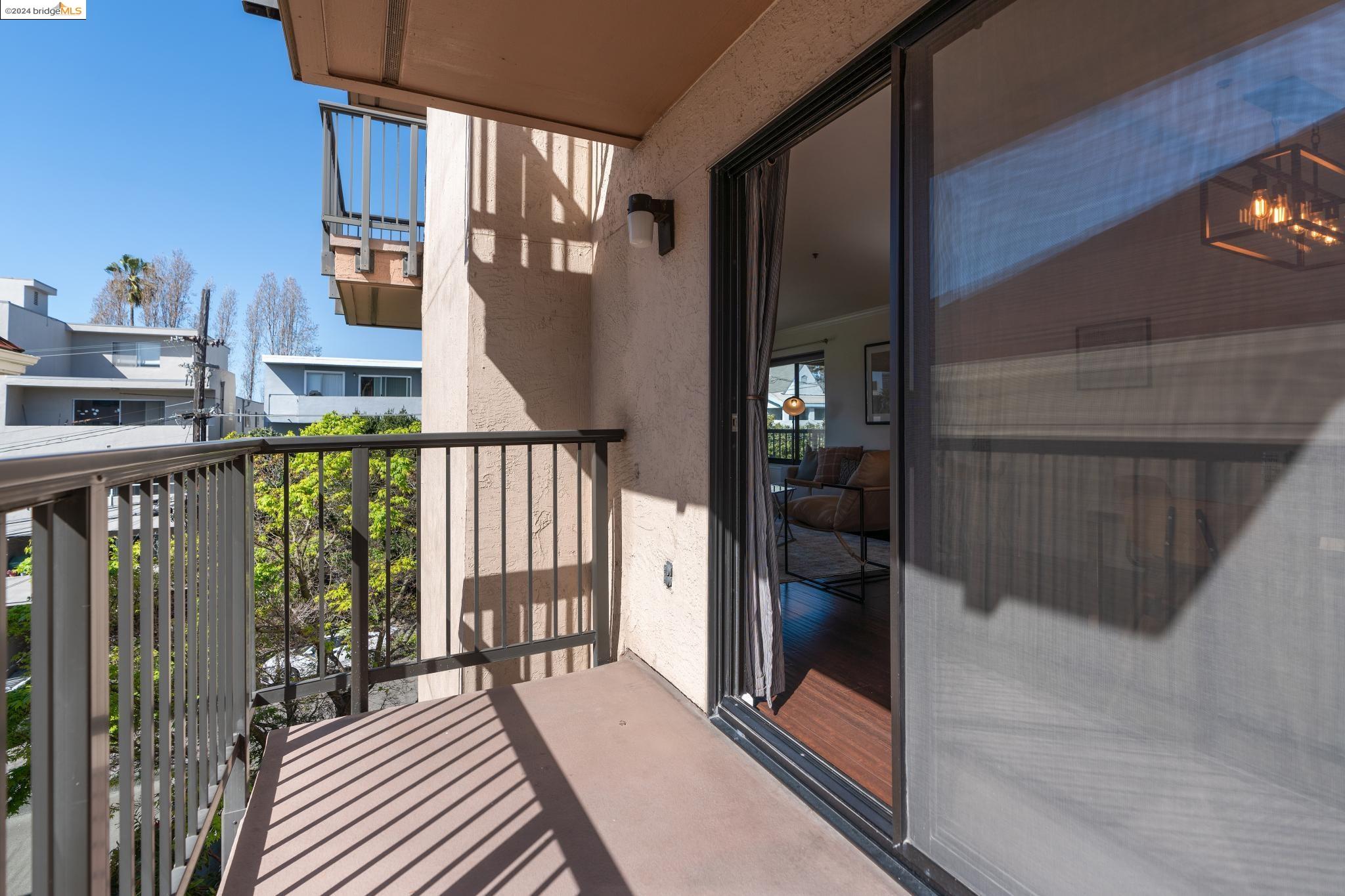 Detail Gallery Image 6 of 35 For 322 Hanover Ave #313,  Oakland,  CA 94606 - 2 Beds | 2 Baths