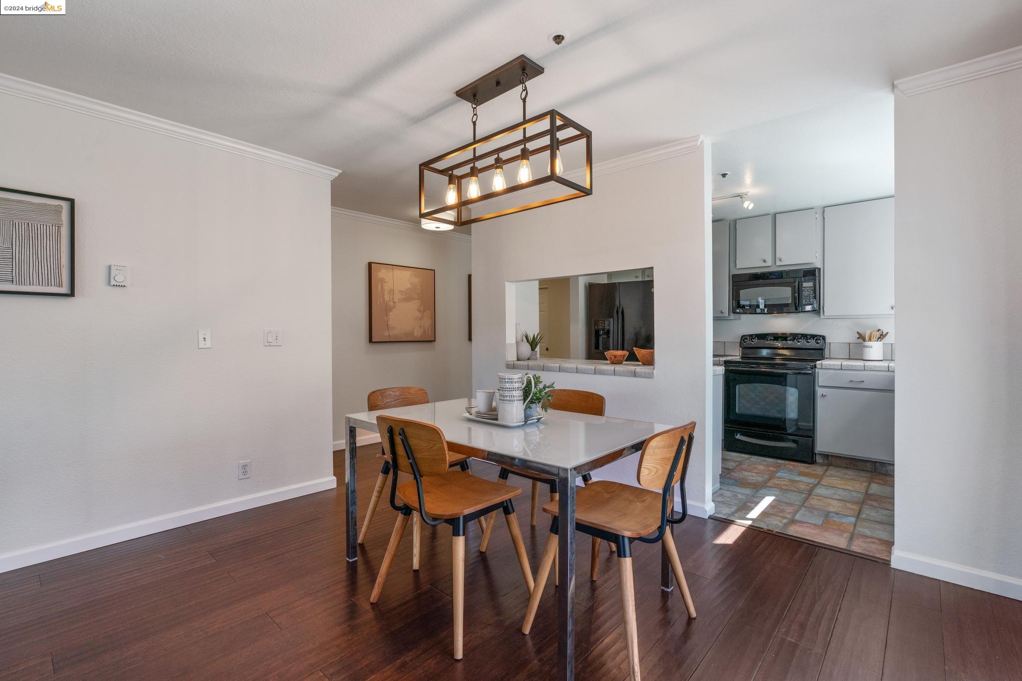 Detail Gallery Image 8 of 35 For 322 Hanover Ave #313,  Oakland,  CA 94606 - 2 Beds | 2 Baths
