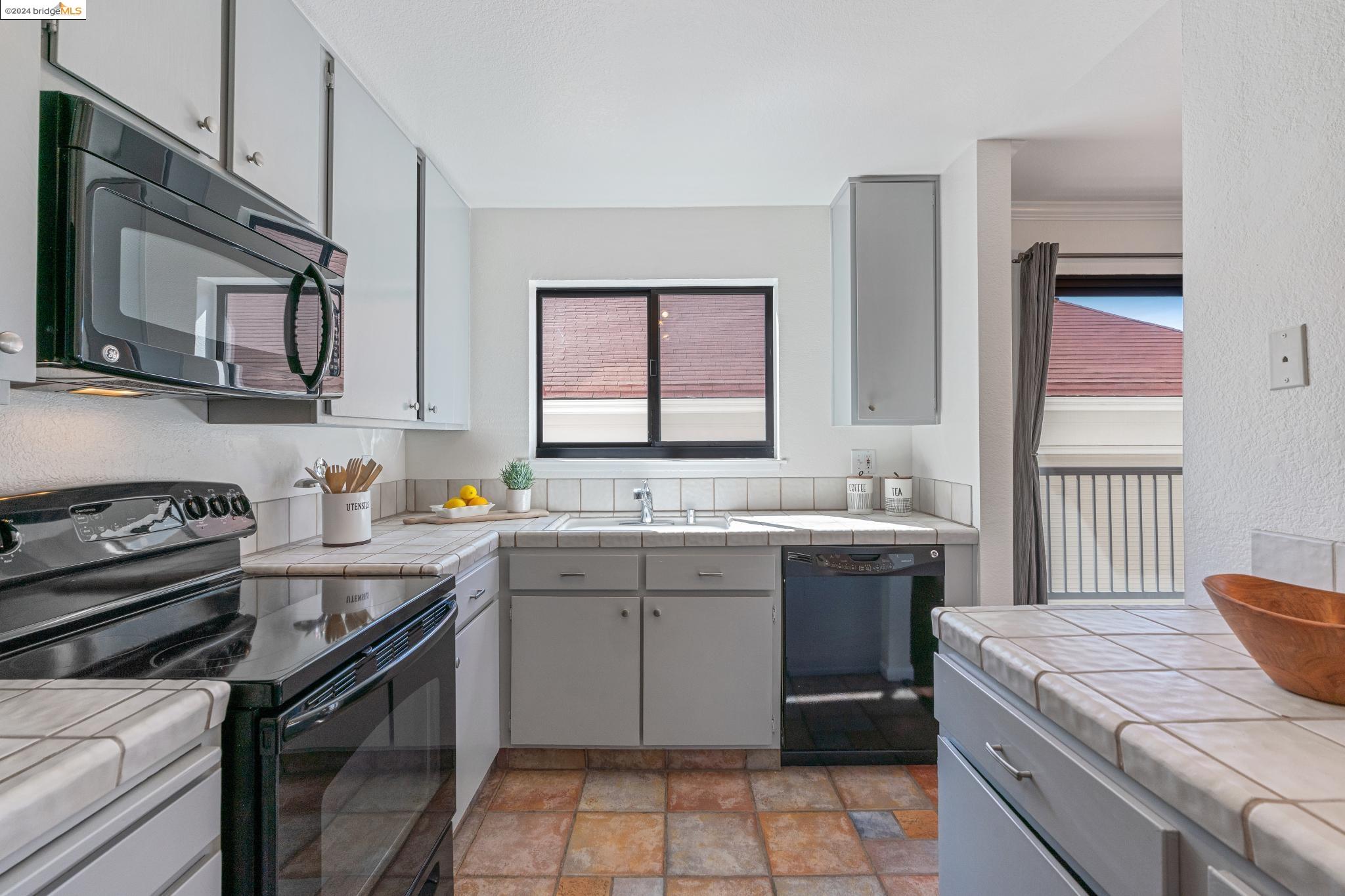 Detail Gallery Image 9 of 35 For 322 Hanover Ave #313,  Oakland,  CA 94606 - 2 Beds | 2 Baths