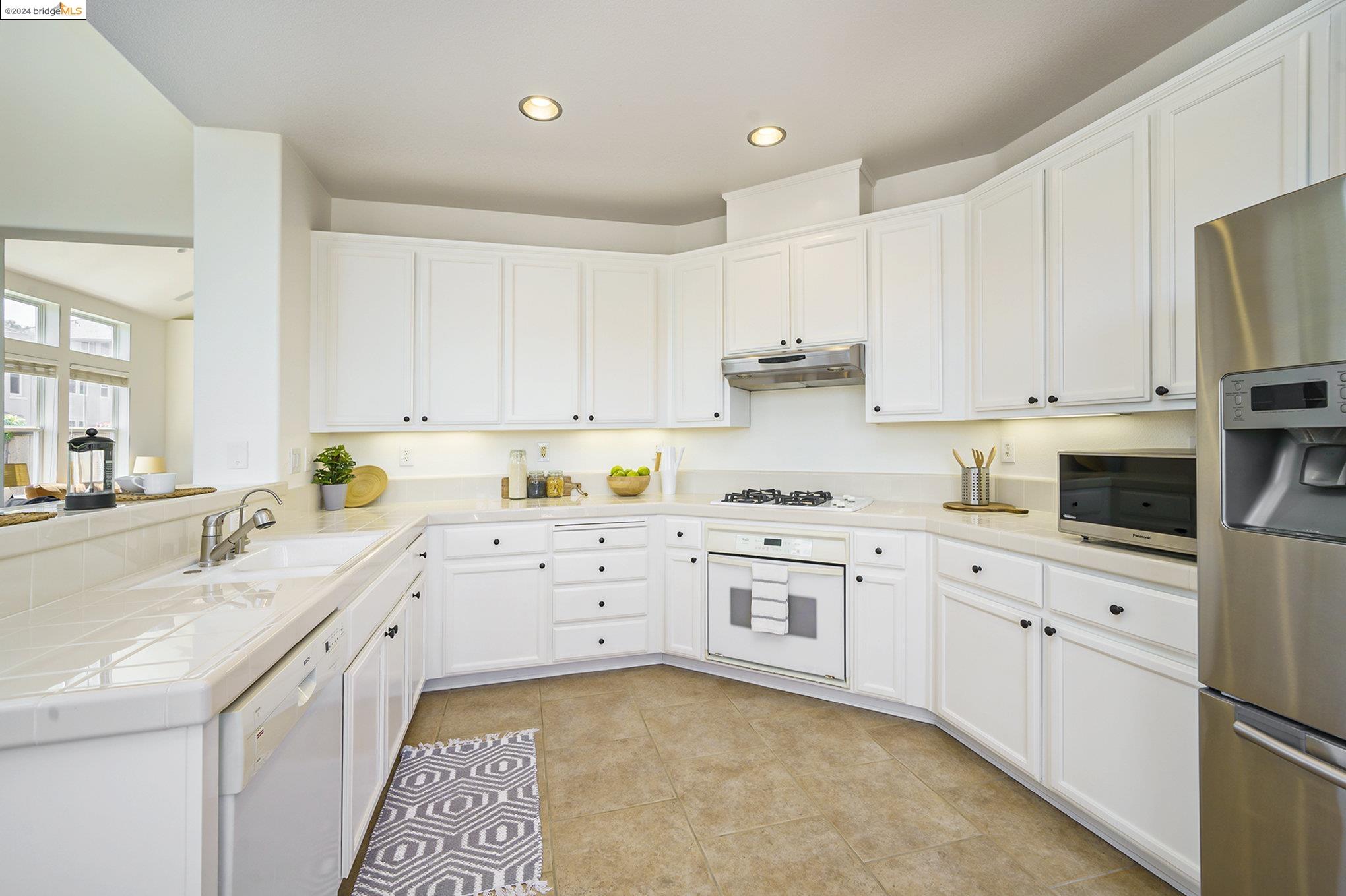 Detail Gallery Image 10 of 37 For 100 Burgundy Ct, Martinez,  CA 94553 - 4 Beds | 2/1 Baths