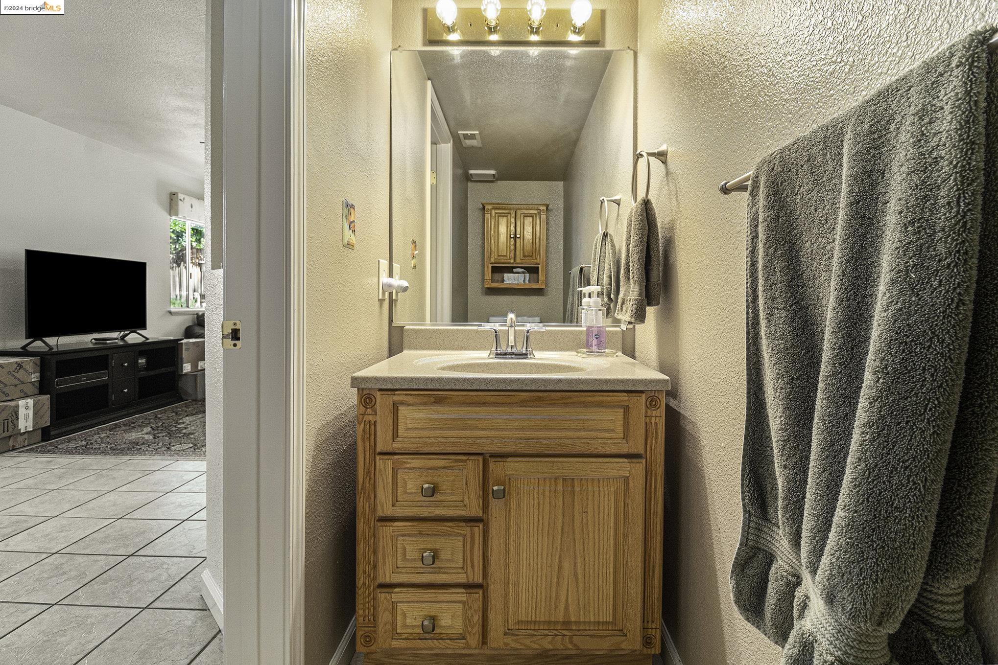 Detail Gallery Image 13 of 32 For 2874 Parkway Dr, Martinez,  CA 94553 - 4 Beds | 2/1 Baths