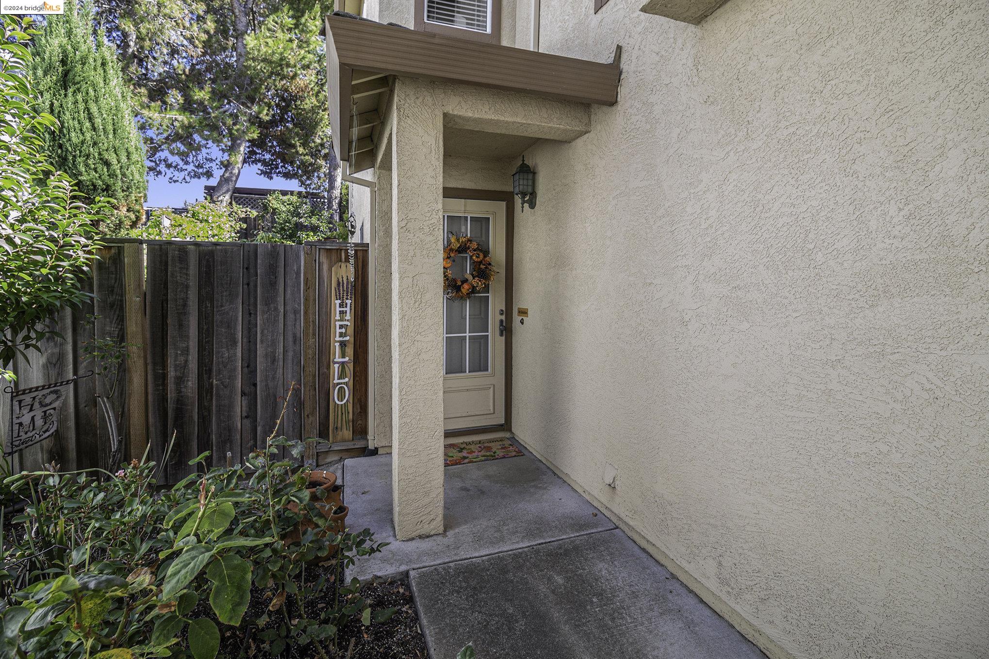 Detail Gallery Image 3 of 32 For 2874 Parkway Dr, Martinez,  CA 94553 - 4 Beds | 2/1 Baths
