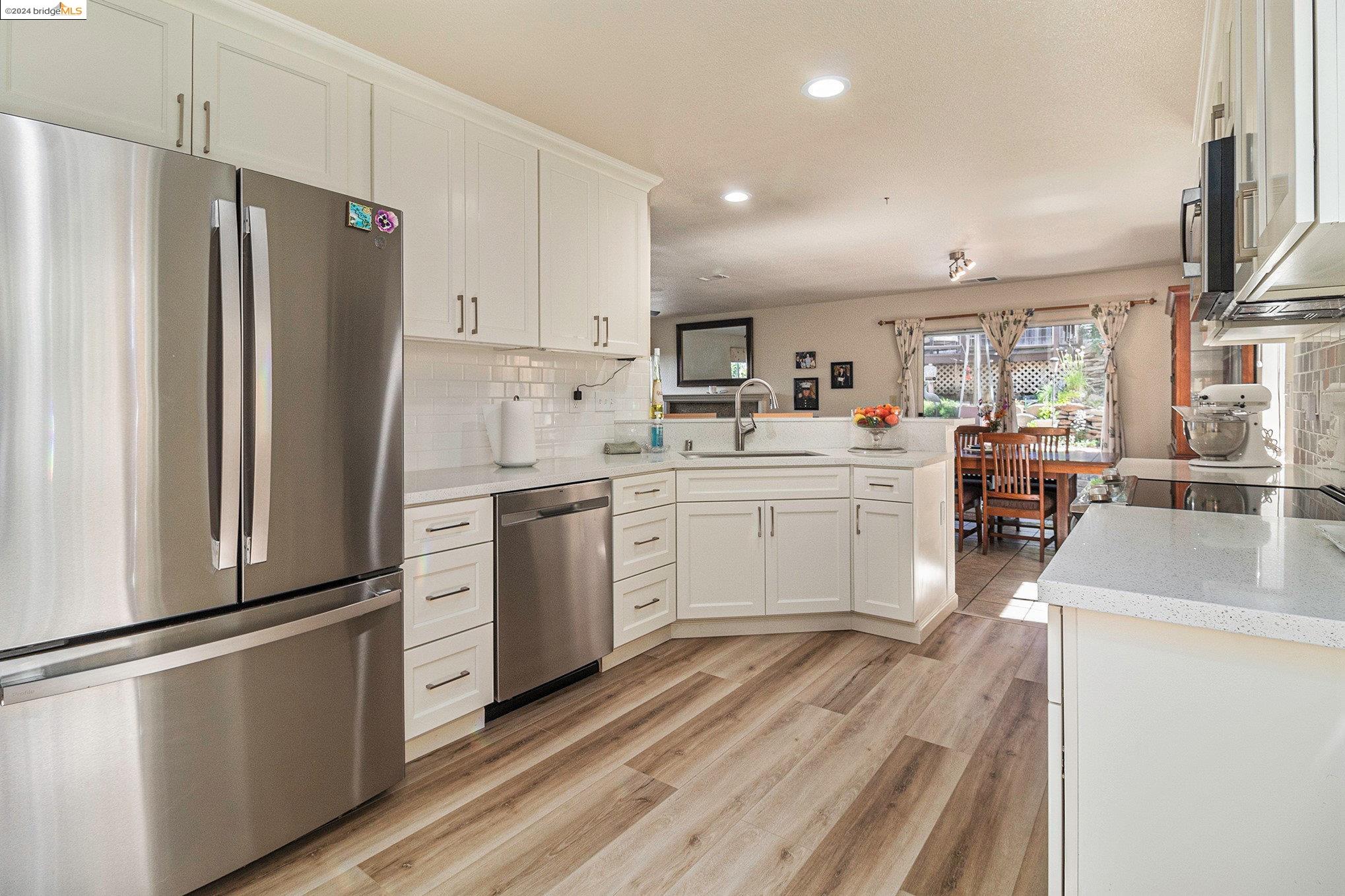 Detail Gallery Image 9 of 32 For 2874 Parkway Dr, Martinez,  CA 94553 - 4 Beds | 2/1 Baths