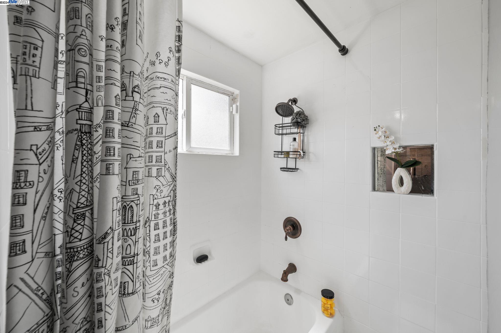 Detail Gallery Image 21 of 30 For 6035 Holway St., Oakland,  CA 94621 - 4 Beds | 2 Baths