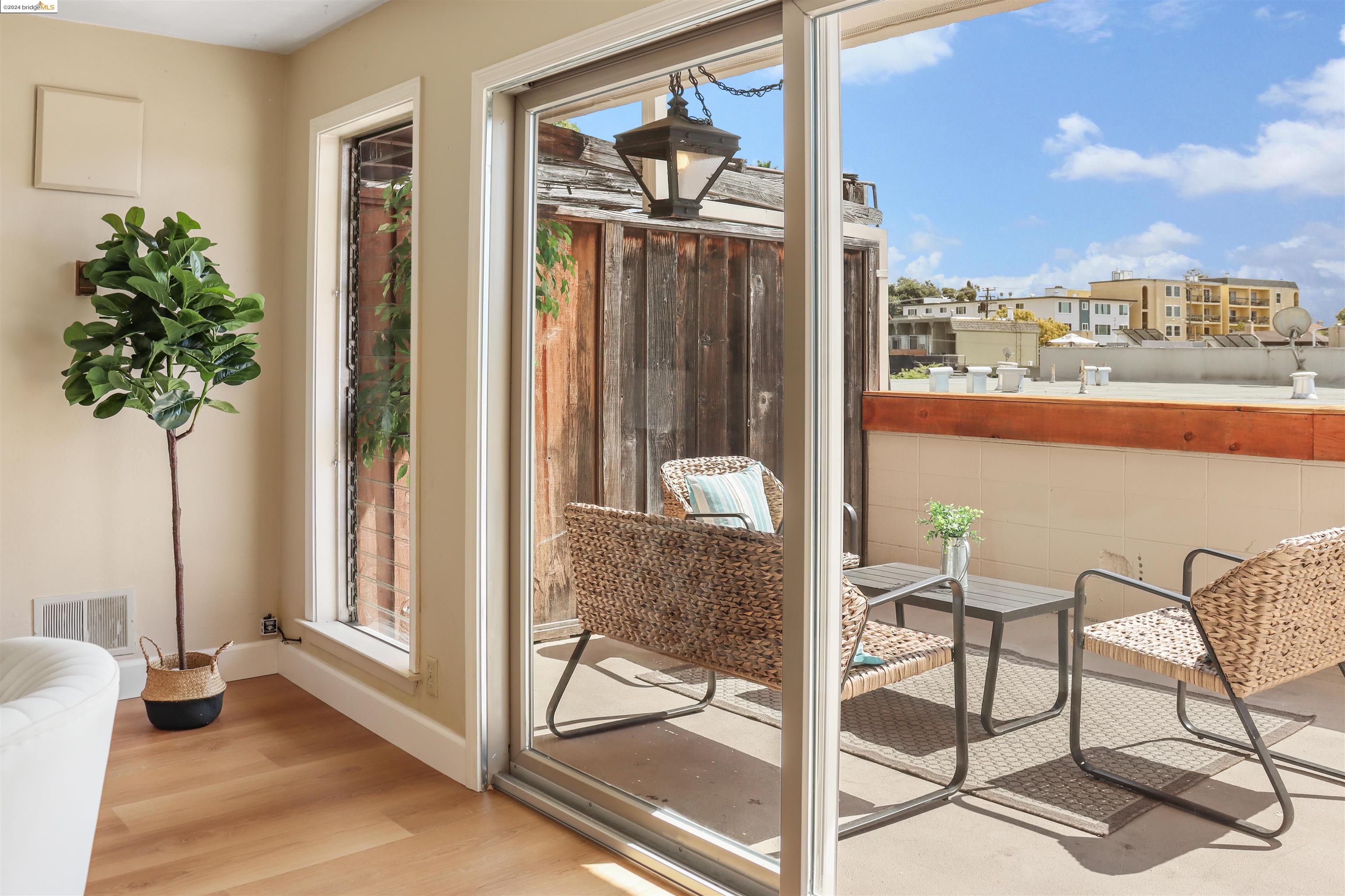 Detail Gallery Image 2 of 32 For 360 Vernon St #107,  Oakland,  CA 94610 - 2 Beds | 1 Baths