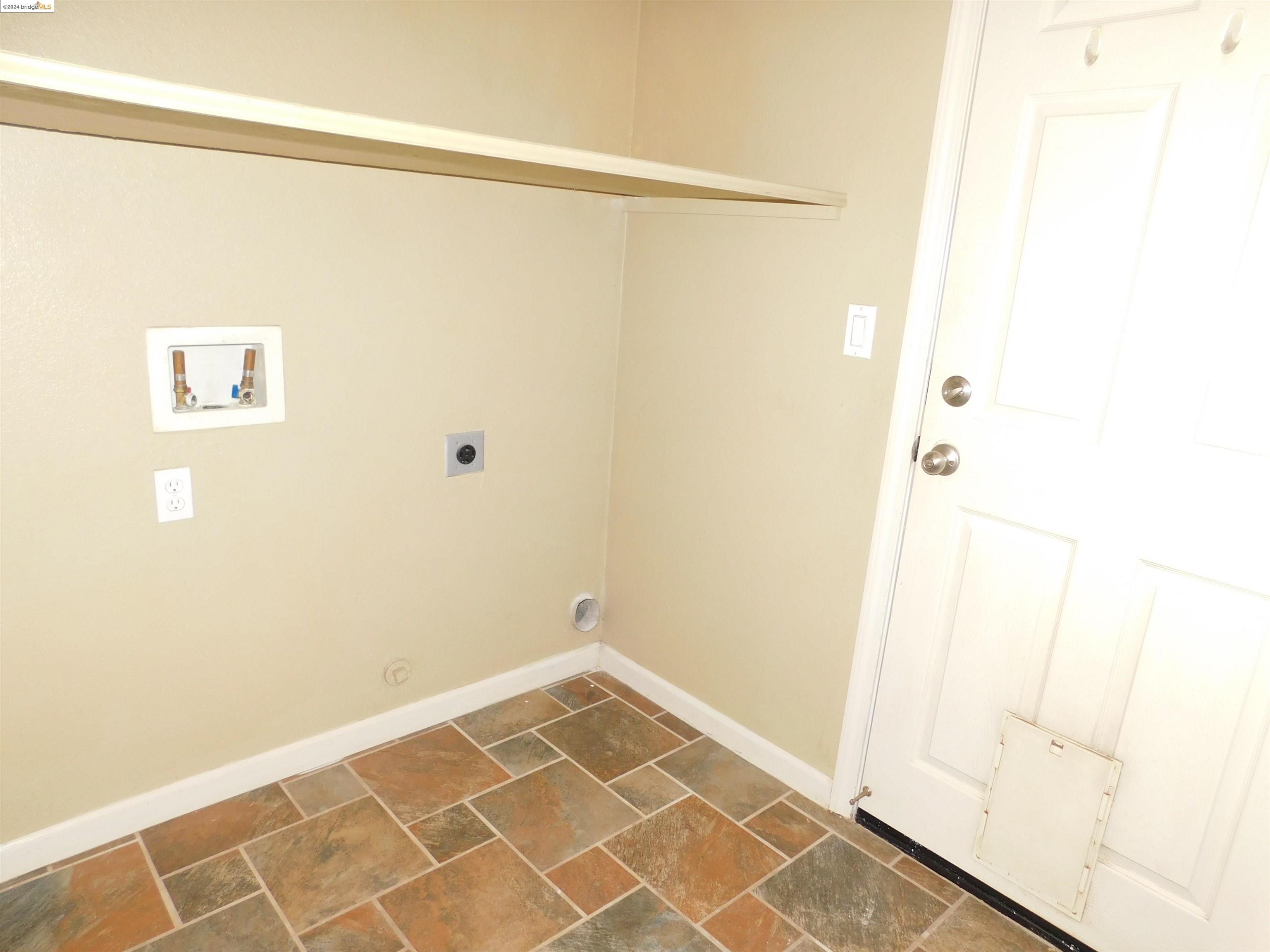 Detail Gallery Image 4 of 27 For 13303 Rivercrest Dr, Waterford,  CA 95386 - 4 Beds | 2/1 Baths