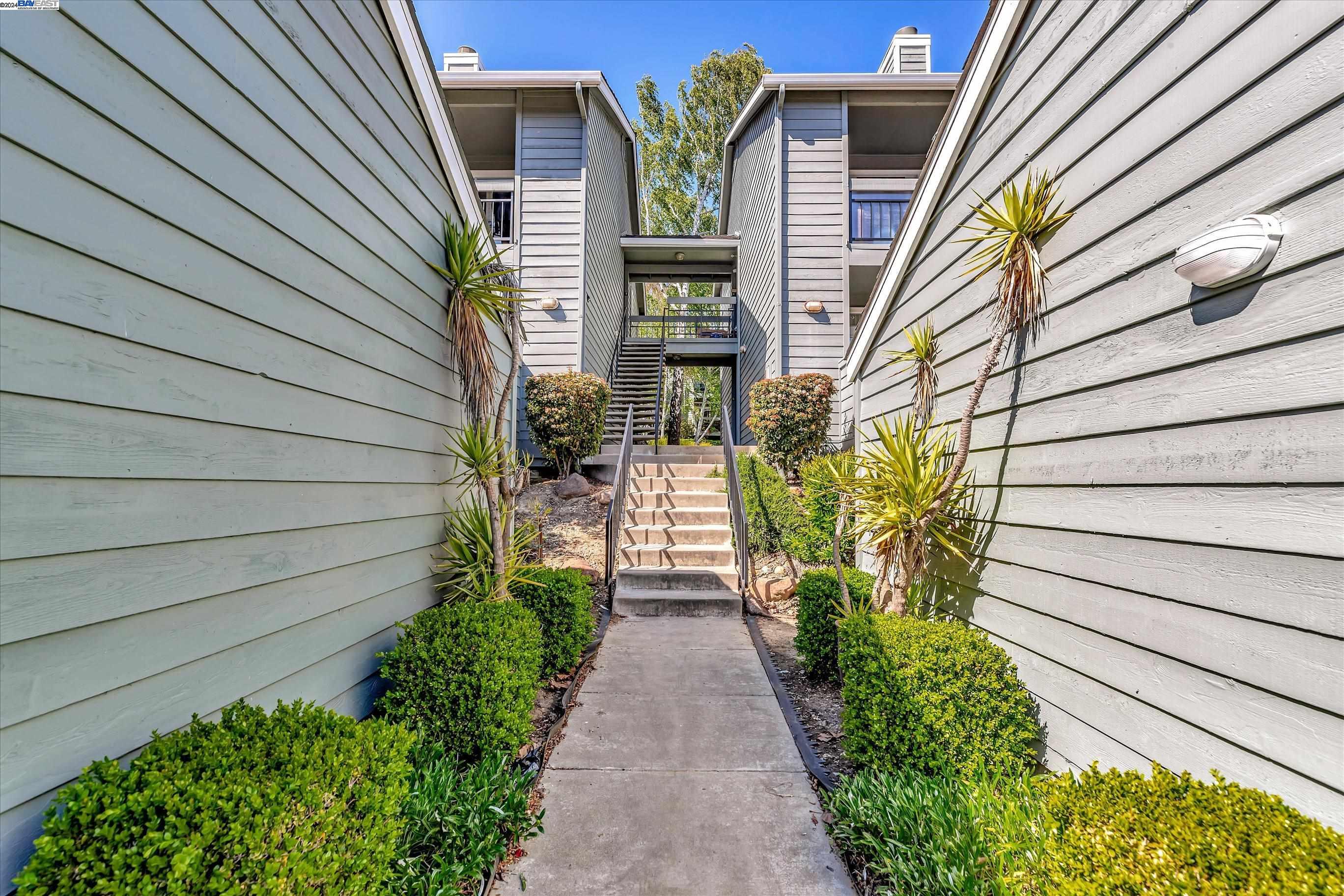 Detail Gallery Image 2 of 45 For 8015 Mountain View Dr #E,  Pleasanton,  CA 94588 - 1 Beds | 1 Baths