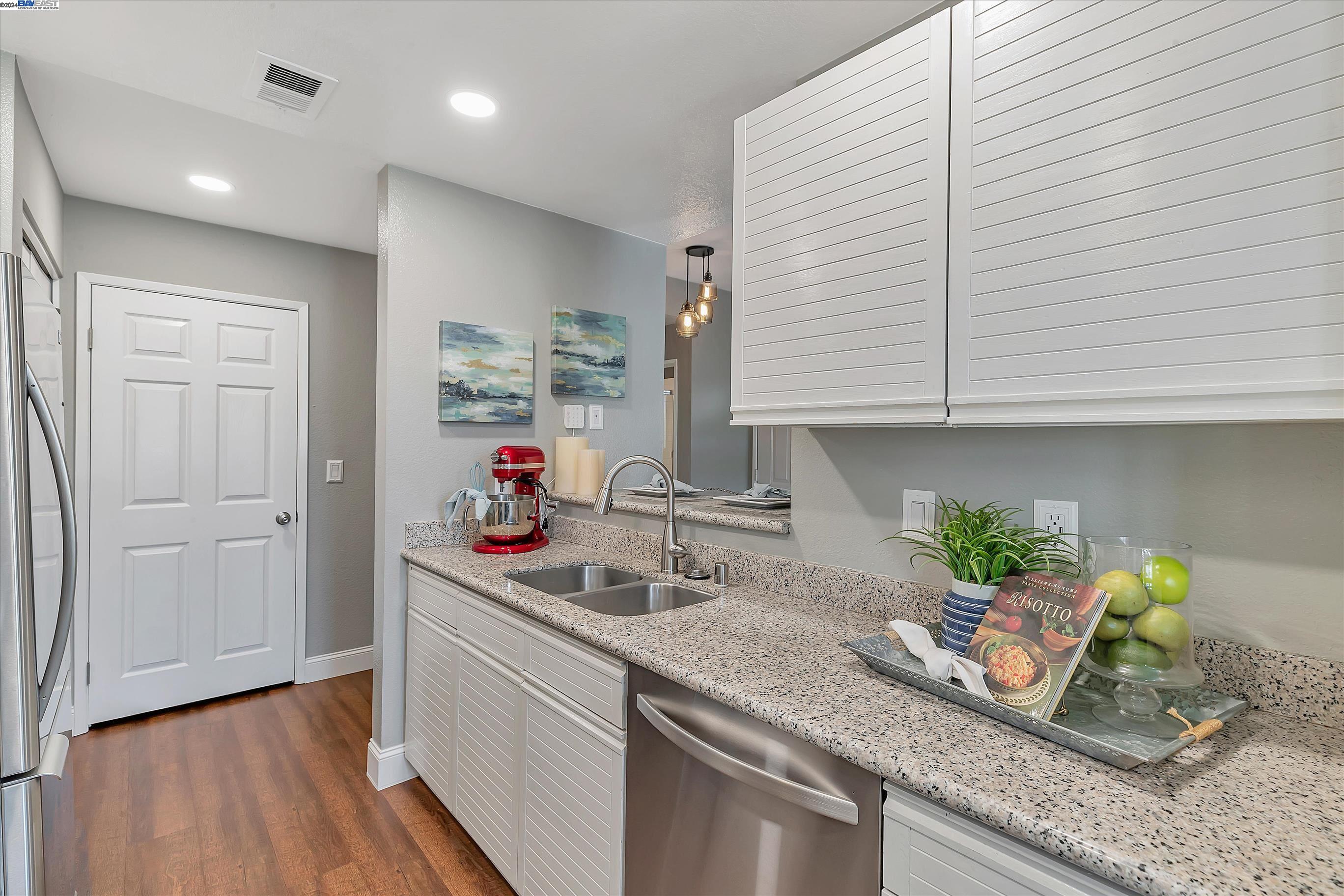 Detail Gallery Image 11 of 45 For 8015 Mountain View Dr #E,  Pleasanton,  CA 94588 - 1 Beds | 1 Baths