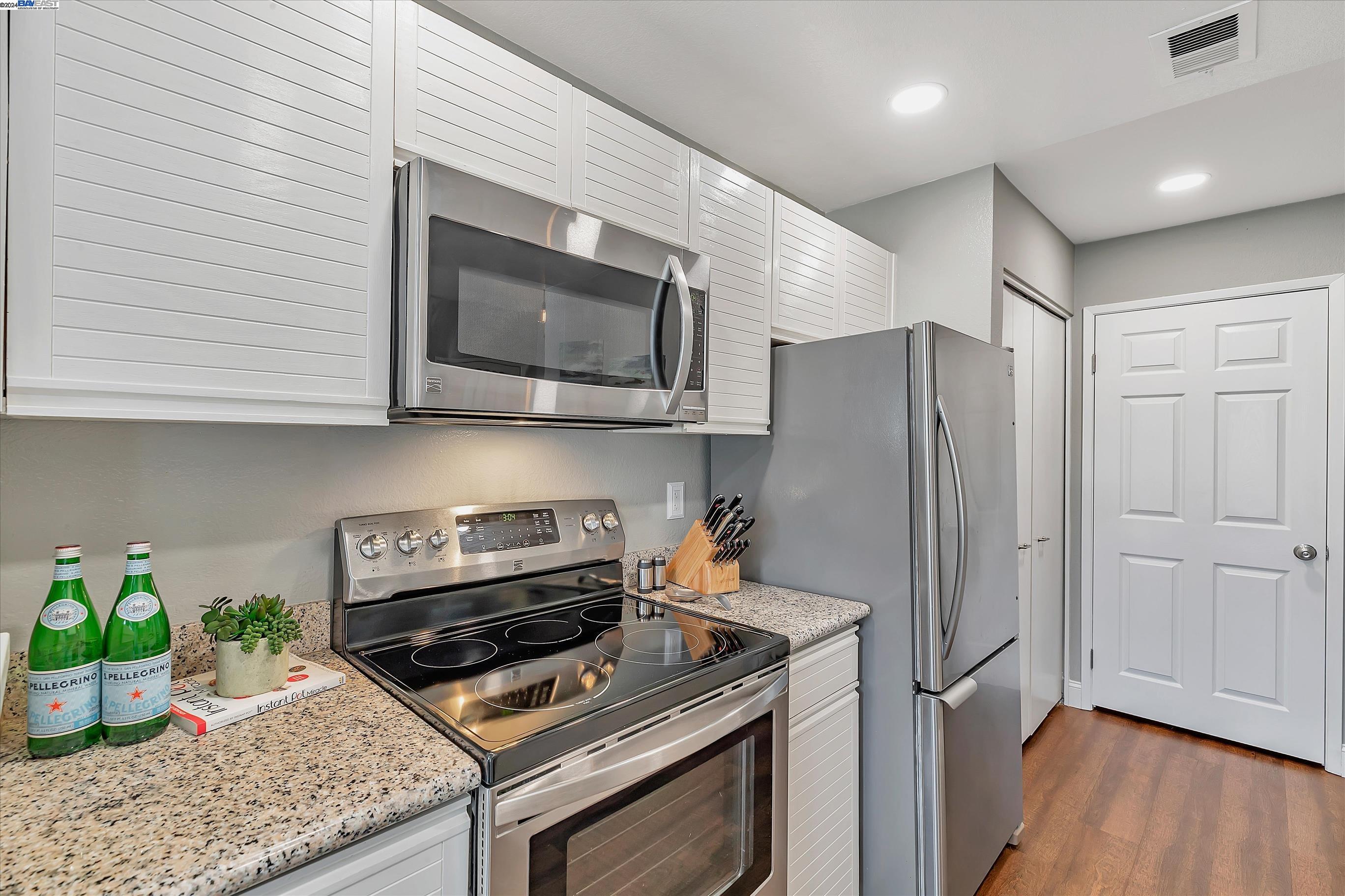 Detail Gallery Image 12 of 45 For 8015 Mountain View Dr #E,  Pleasanton,  CA 94588 - 1 Beds | 1 Baths