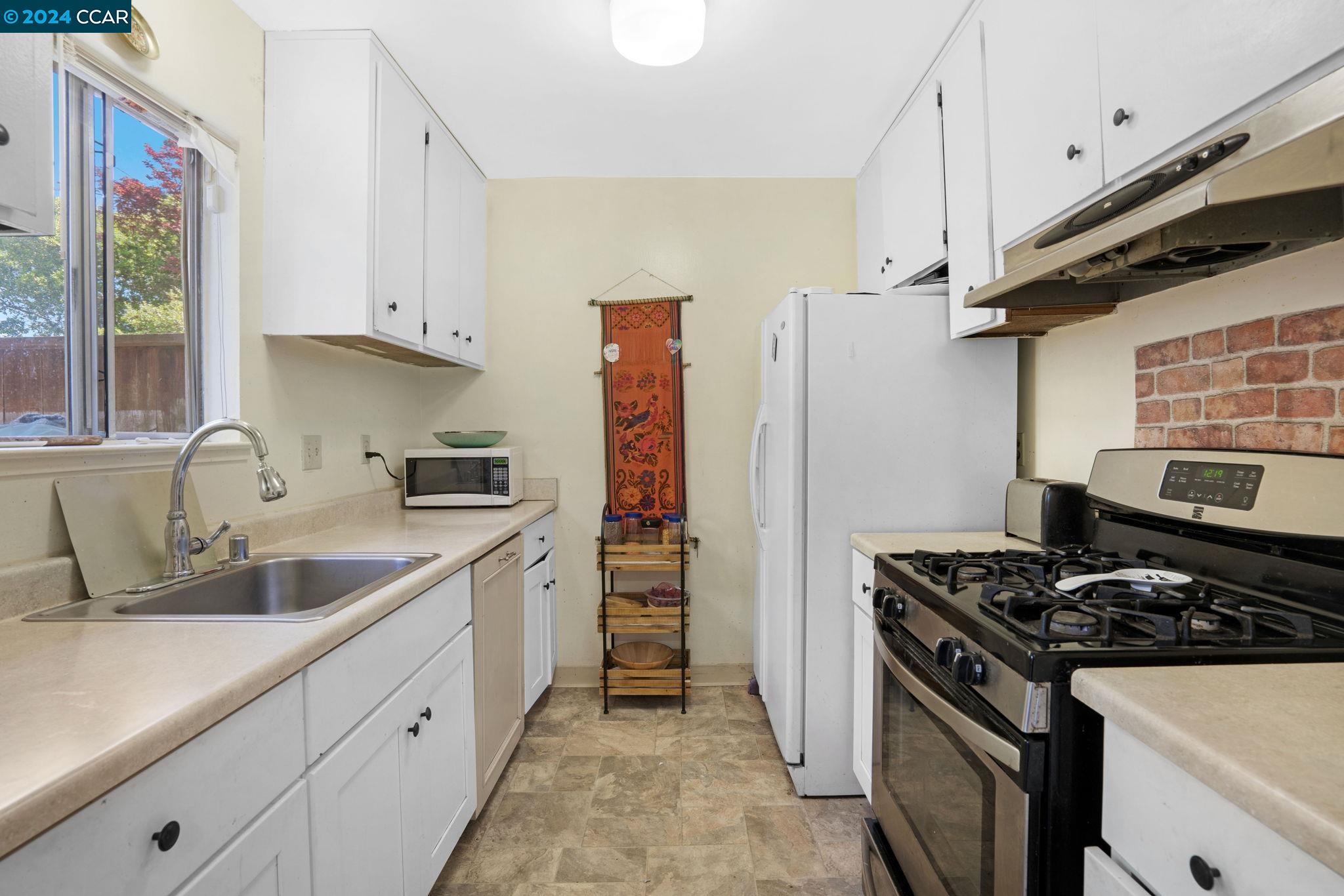 Detail Gallery Image 5 of 21 For 1231 Marionola Way, Pinole,  CA 94564 - 3 Beds | 1/1 Baths