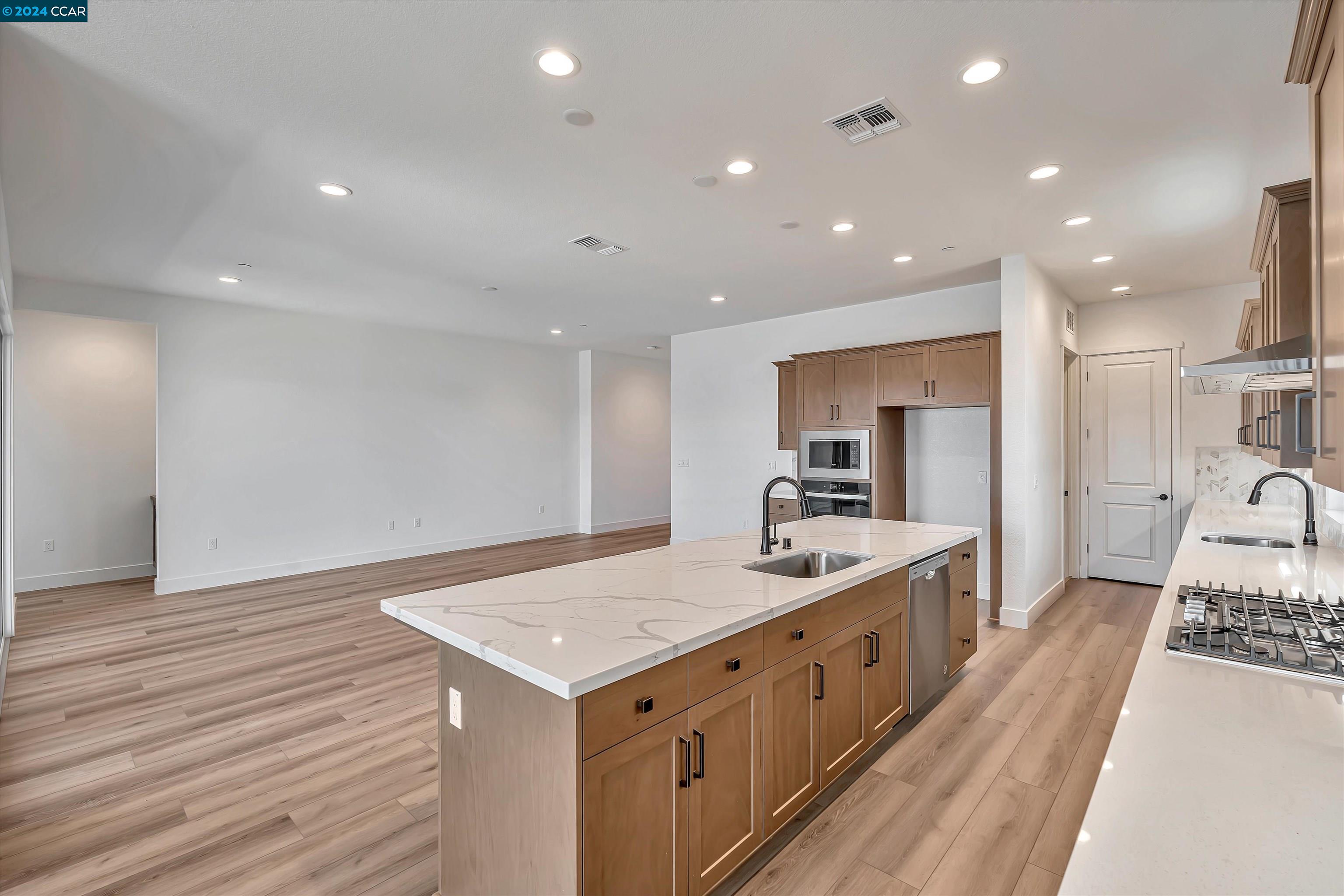 Detail Gallery Image 10 of 38 For 3384 Mulholland Drive, Lathrop,  CA 95330 - 3 Beds | 2/1 Baths