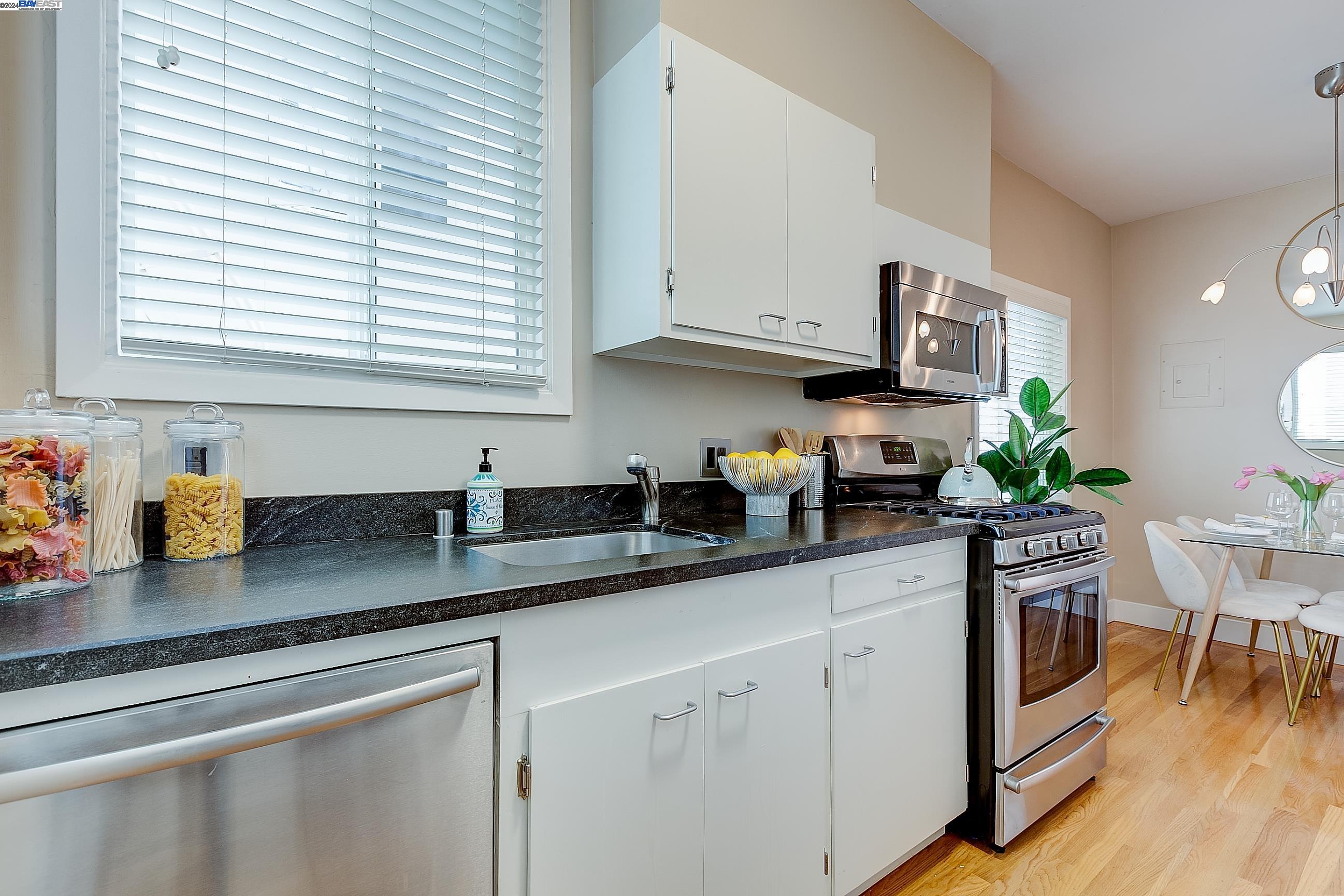Detail Gallery Image 9 of 24 For 1624 Filbert St #1,  San Francisco,  CA 94123 - 1 Beds | 1 Baths