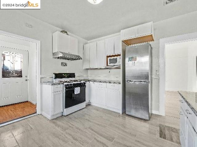 Detail Gallery Image 18 of 24 For 1302 E 19th St, Oakland,  CA 94606 - 3 Beds | 2/1 Baths