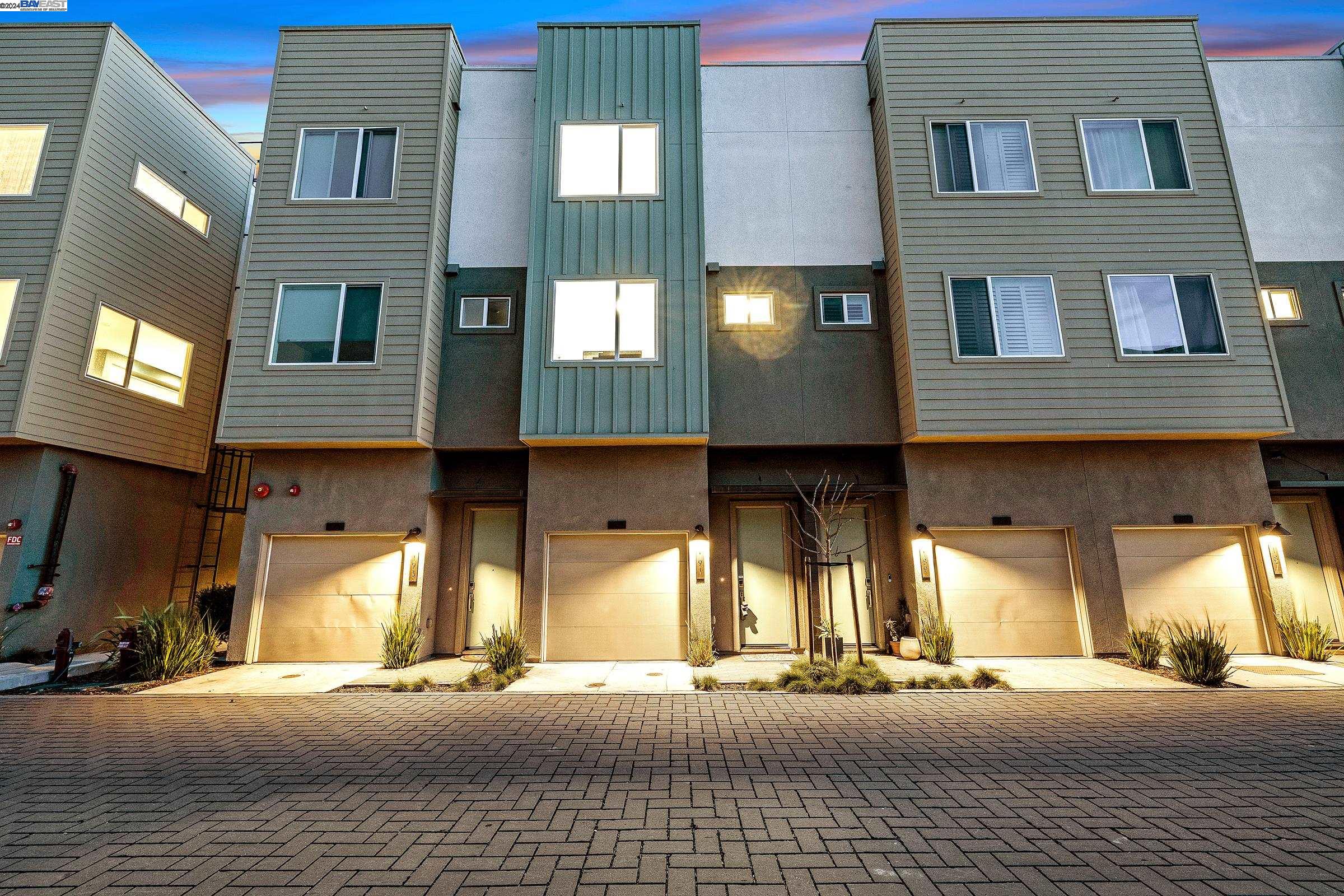 Detail Gallery Image 1 of 1 For 191 Uptown Circle, Oakland,  CA 94607 - 3 Beds | 3 Baths