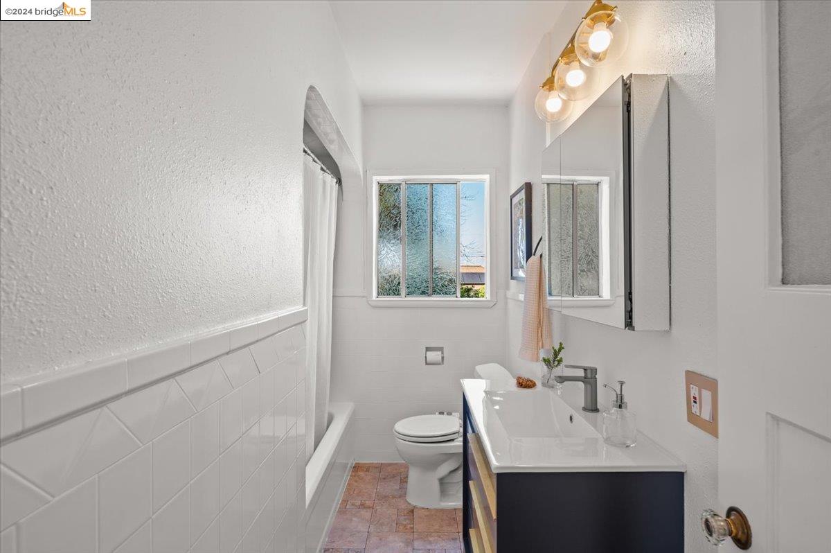 Detail Gallery Image 22 of 41 For 919 32nd St, Richmond,  CA 94804 - 4 Beds | 1/1 Baths