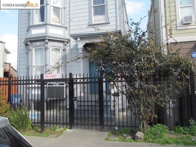 Detail Gallery Image 2 of 30 For 1036 Willow St, Oakland,  CA 94607 - – Beds | – Baths
