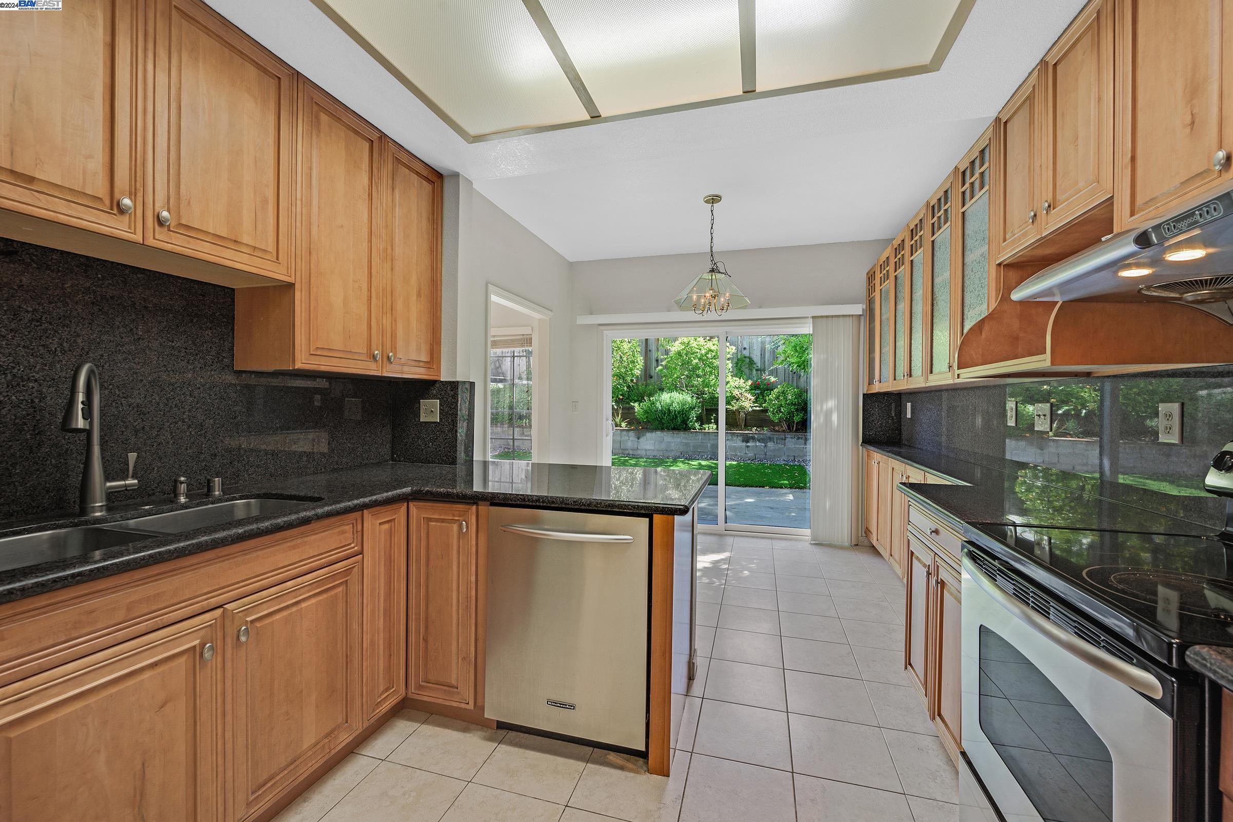 Detail Gallery Image 13 of 33 For 18795 Sydney Cir, Castro Valley,  CA 94546 - 4 Beds | 2/1 Baths