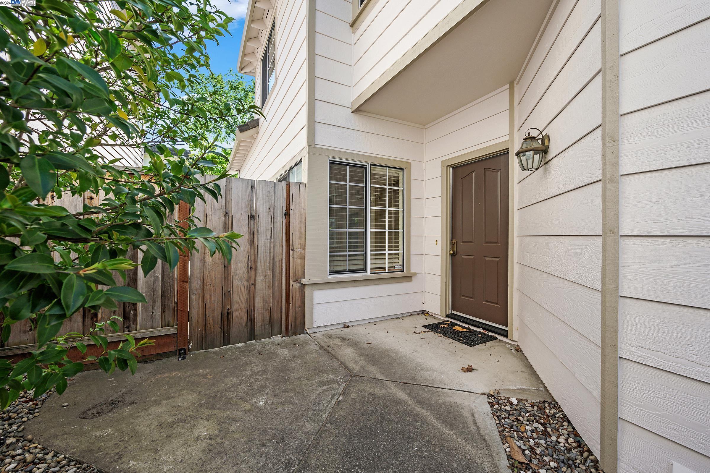 Detail Gallery Image 4 of 33 For 18795 Sydney Cir, Castro Valley,  CA 94546 - 4 Beds | 2/1 Baths