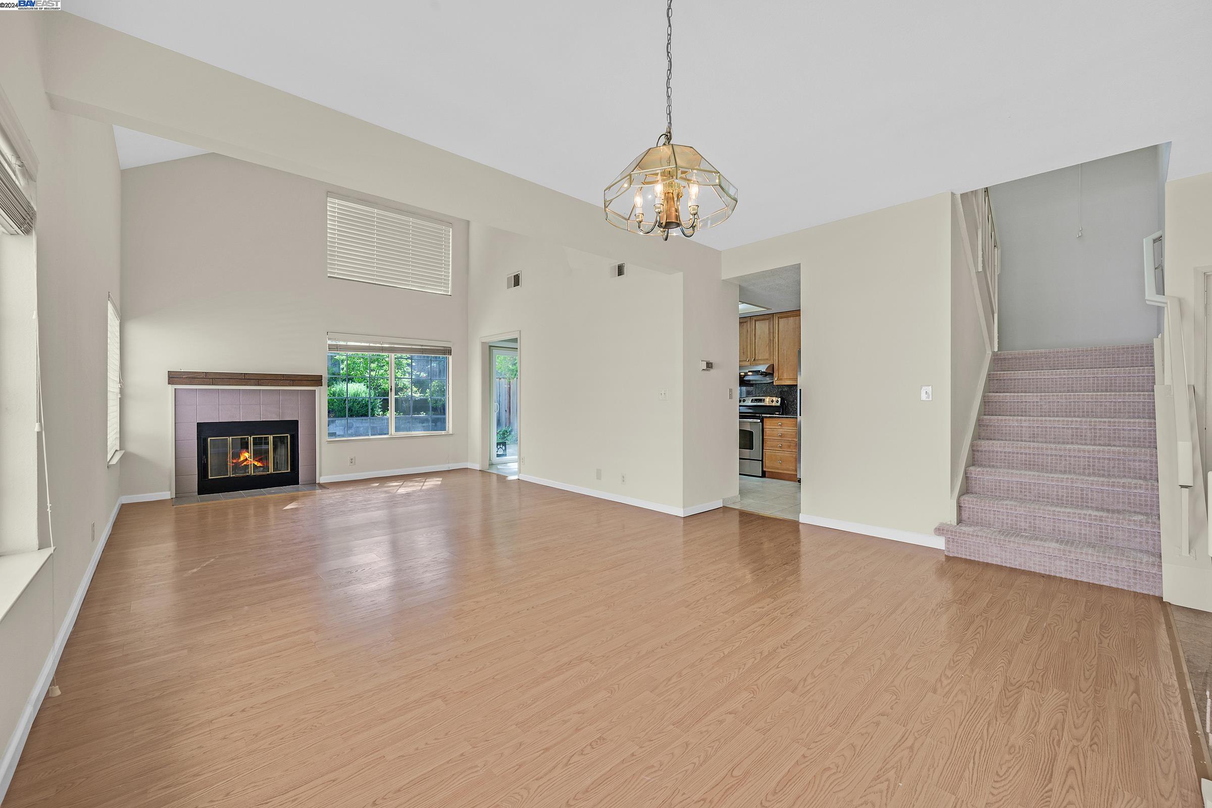 Detail Gallery Image 5 of 33 For 18795 Sydney Cir, Castro Valley,  CA 94546 - 4 Beds | 2/1 Baths