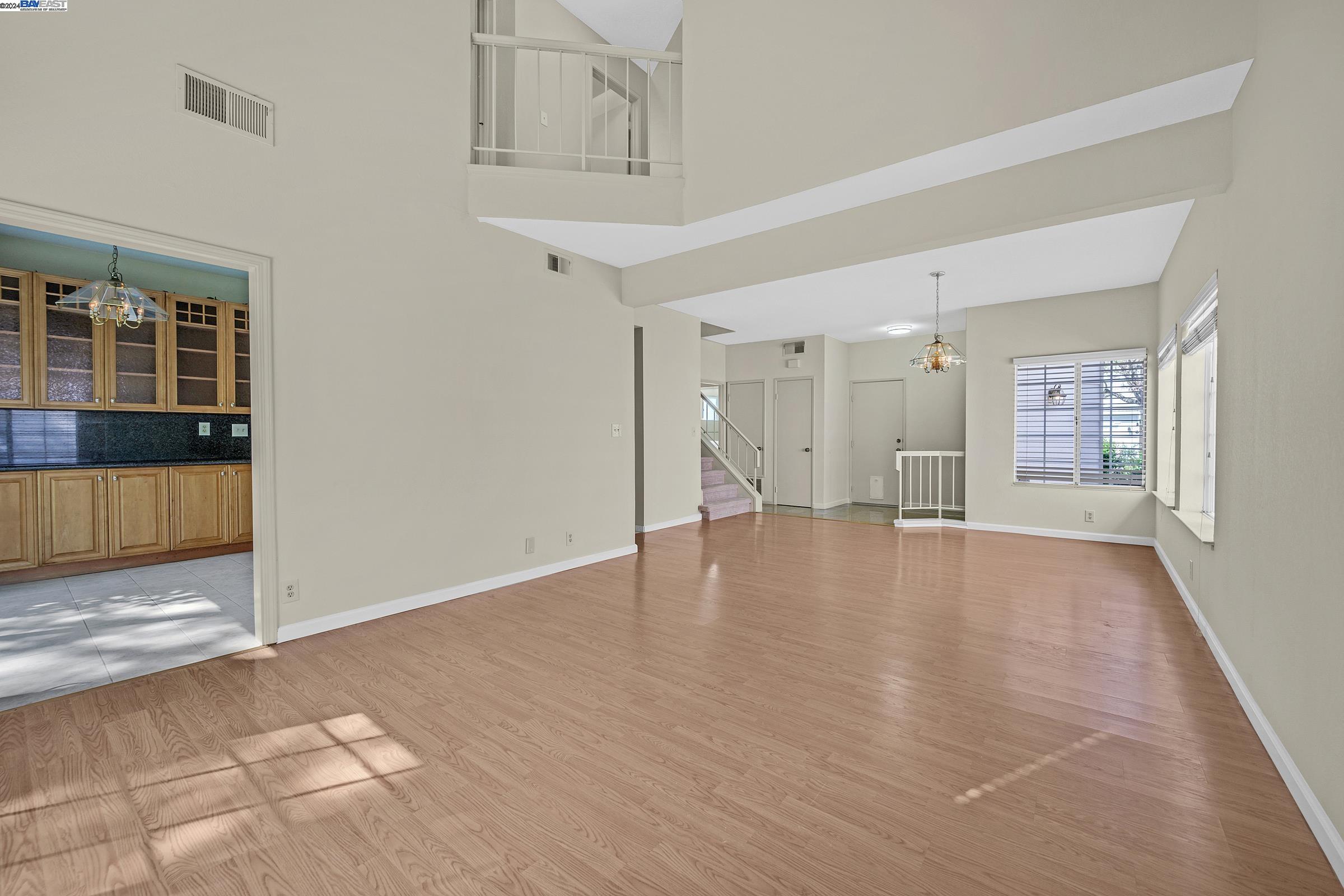Detail Gallery Image 7 of 33 For 18795 Sydney Cir, Castro Valley,  CA 94546 - 4 Beds | 2/1 Baths