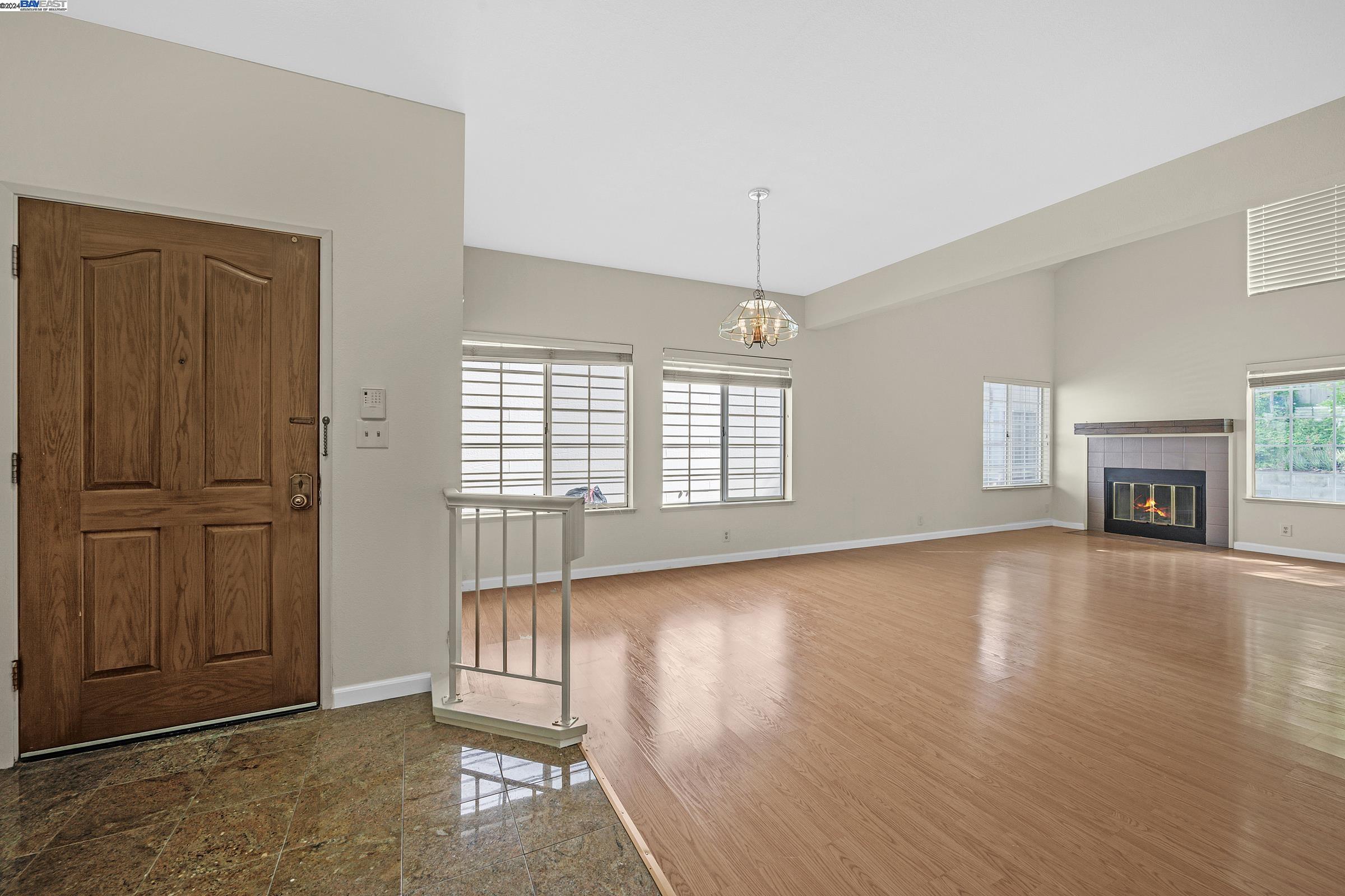 Detail Gallery Image 9 of 33 For 18795 Sydney Cir, Castro Valley,  CA 94546 - 4 Beds | 2/1 Baths