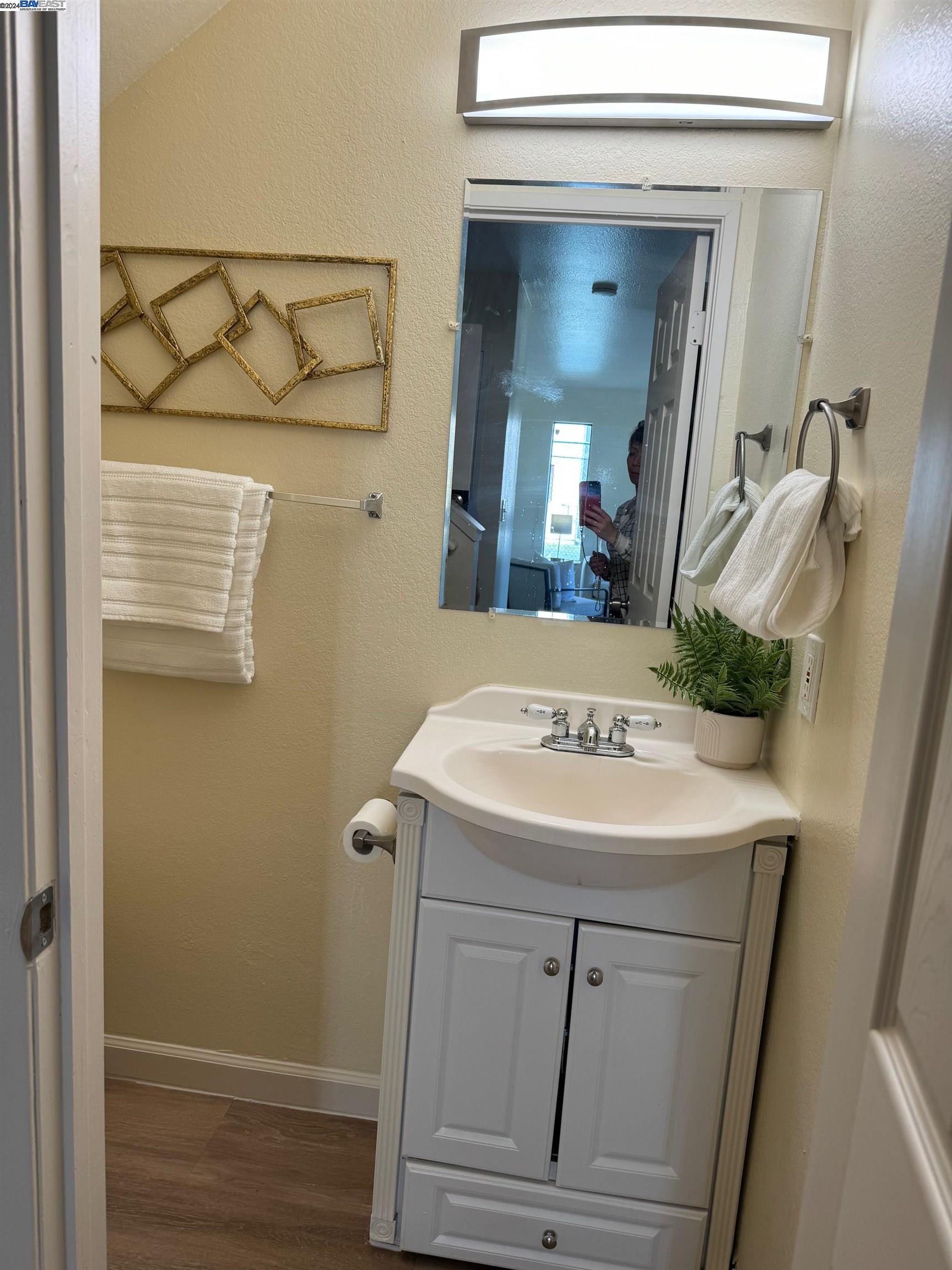Detail Gallery Image 6 of 15 For 27951 Thornton Ct 1a,  Hayward,  CA 94544 - 2 Beds | 1/1 Baths