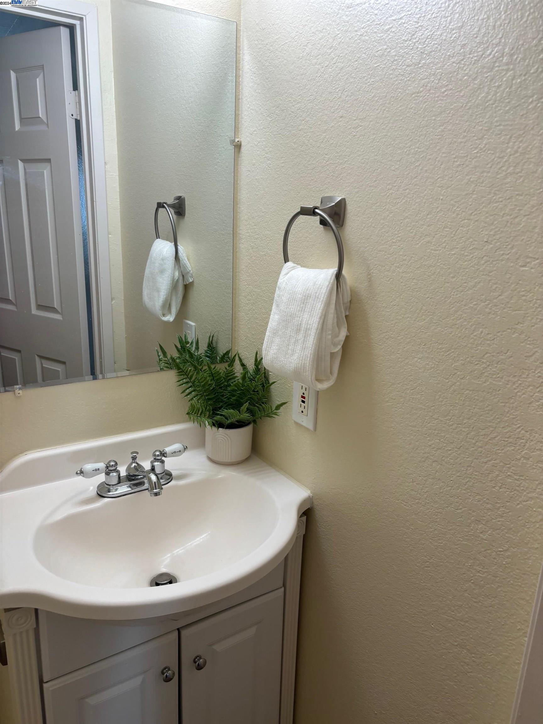Detail Gallery Image 7 of 15 For 27951 Thornton Ct 1a,  Hayward,  CA 94544 - 2 Beds | 1/1 Baths