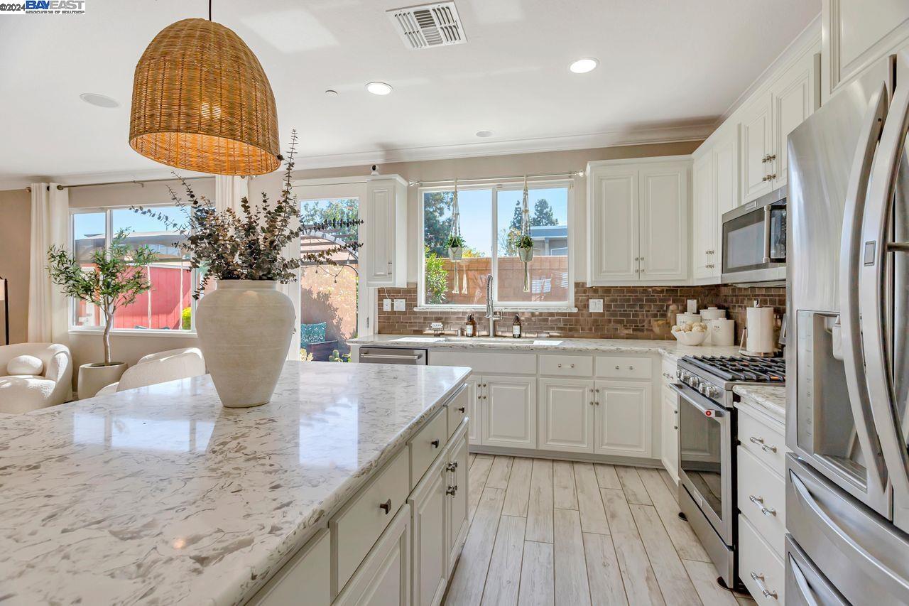 Detail Gallery Image 13 of 40 For 20 Greystone Pl, Pittsburg,  CA 94565 - 4 Beds | 2/1 Baths