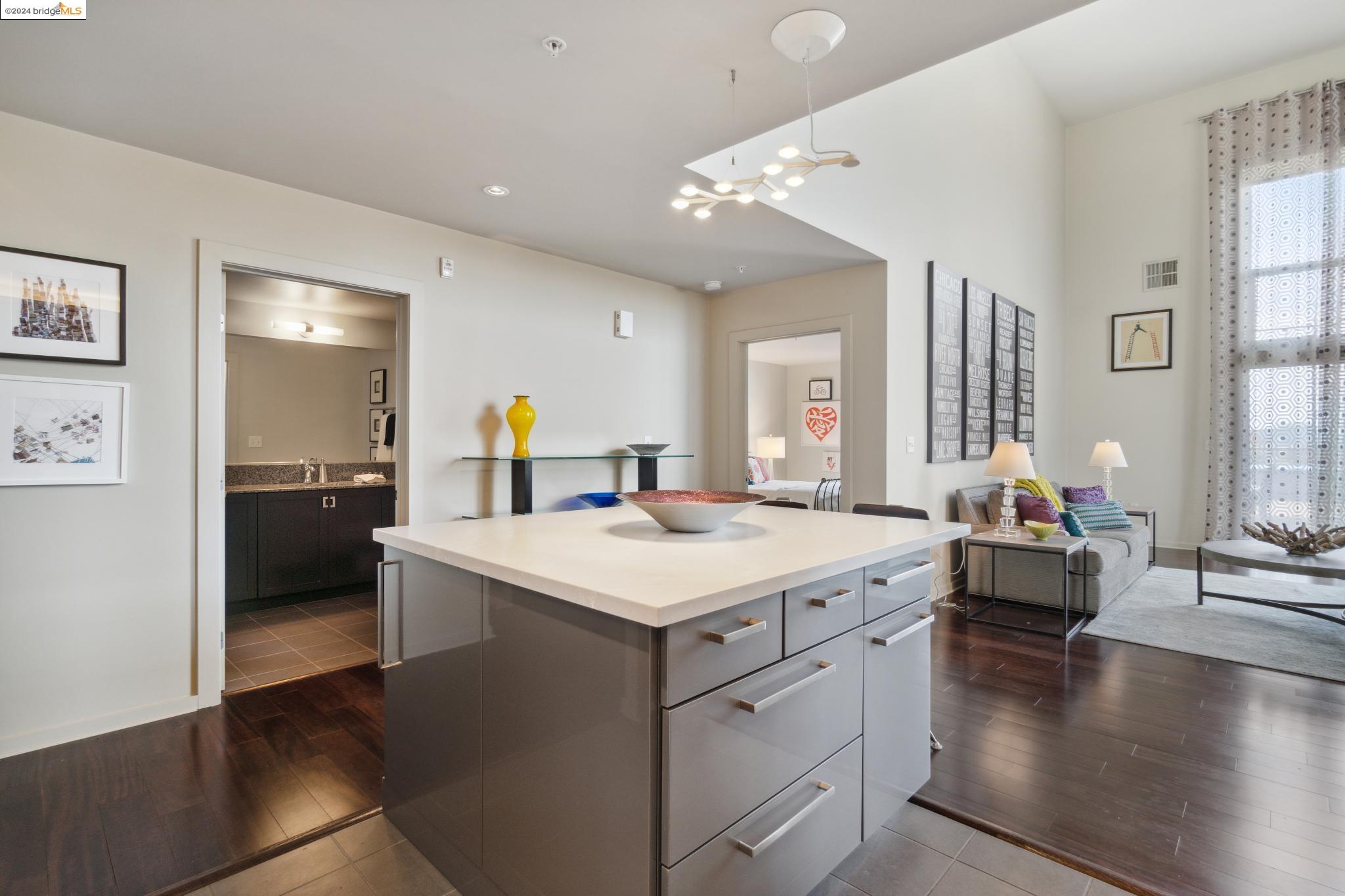 Detail Gallery Image 6 of 19 For 1001 46th St #321,  Emeryville,  CA 94608 - 3 Beds | 2 Baths