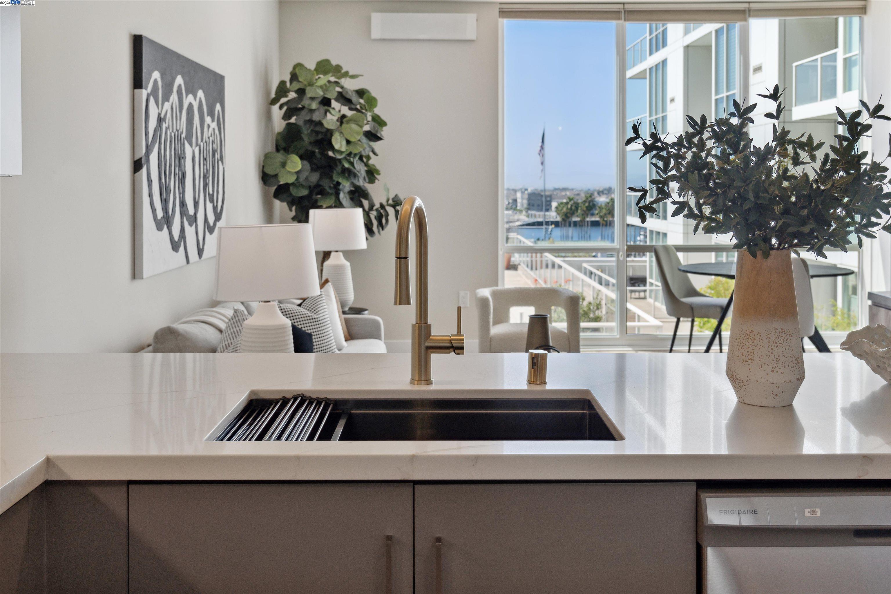 Detail Gallery Image 1 of 60 For 222 Broadway #709,  Oakland,  CA 94607 - 1 Beds | 1 Baths