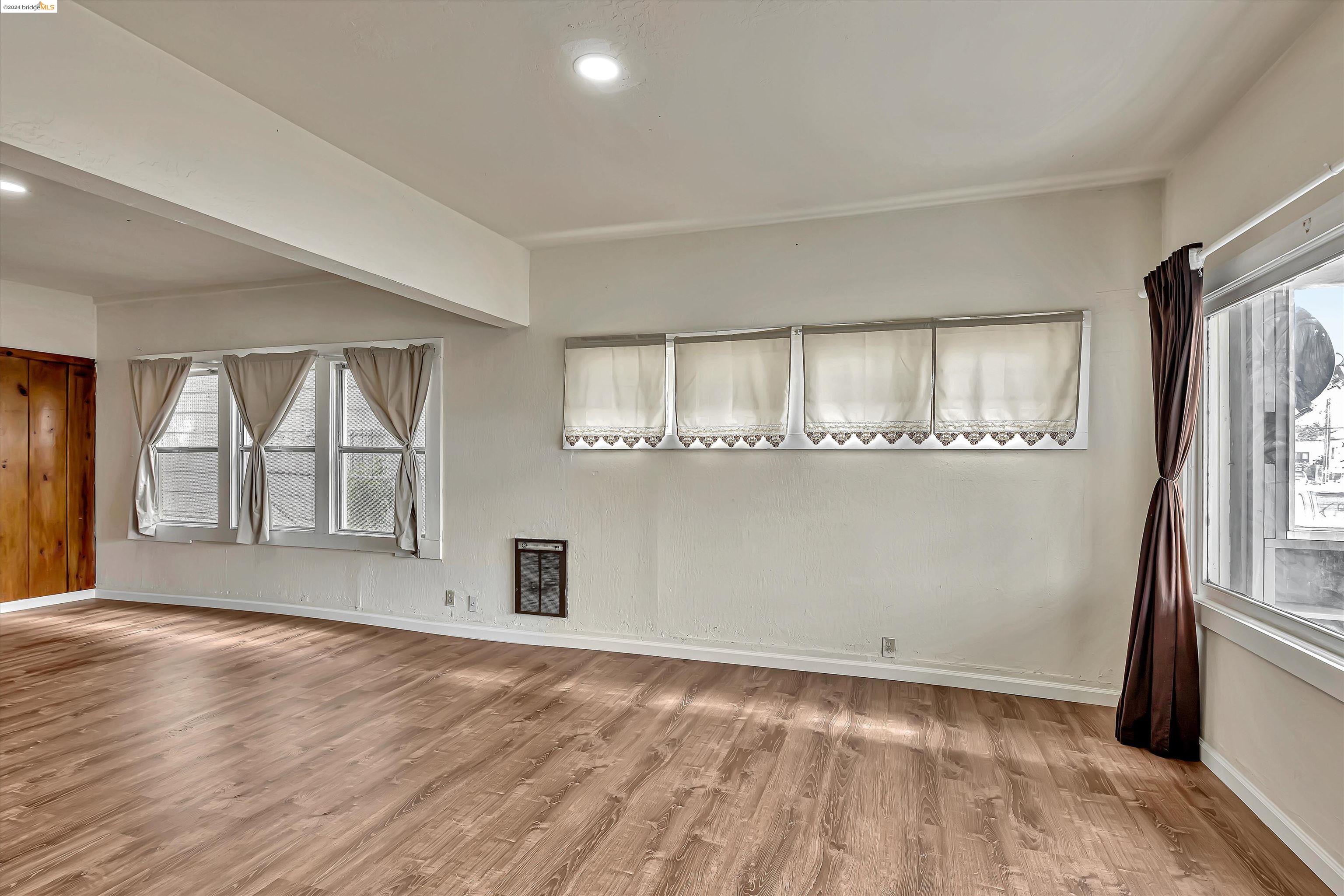 Detail Gallery Image 6 of 41 For 2524 E 15th St, Oakland,  CA 94601 - 3 Beds | 2 Baths