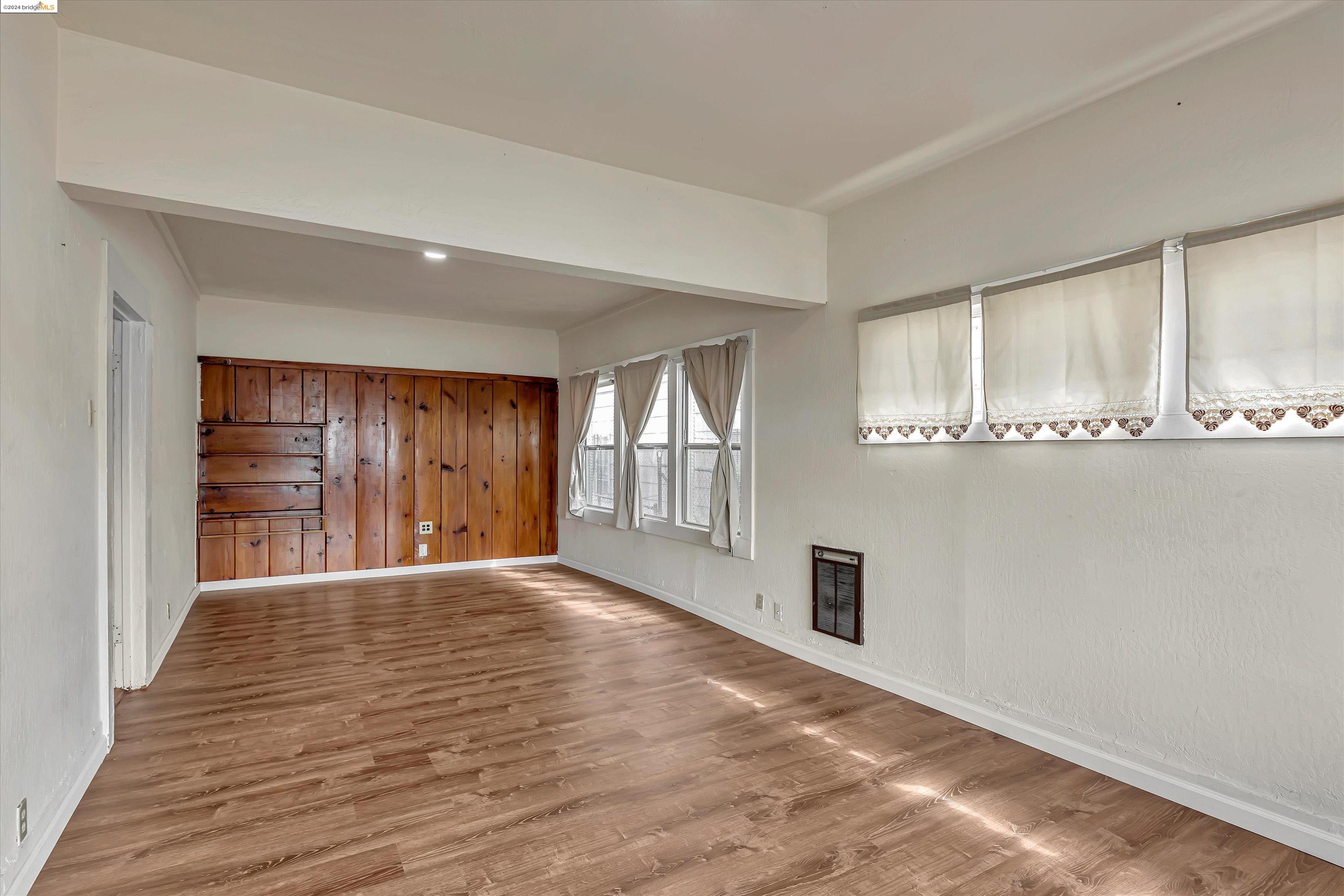 Detail Gallery Image 9 of 41 For 2524 E 15th St, Oakland,  CA 94601 - 3 Beds | 2 Baths