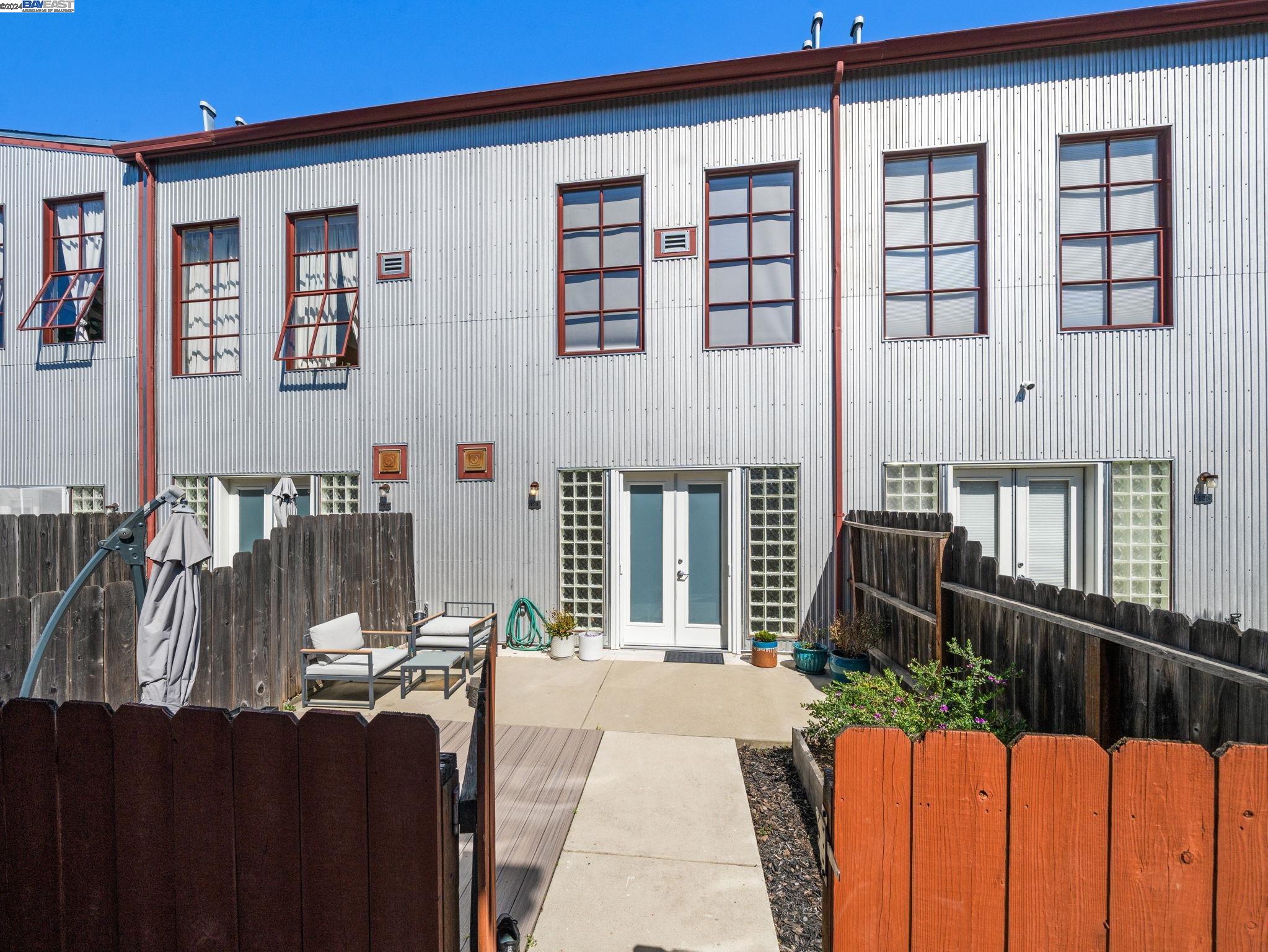 Detail Gallery Image 2 of 25 For 3110 Adeline St #124,  Oakland,  CA 94608 - 2 Beds | 2/1 Baths