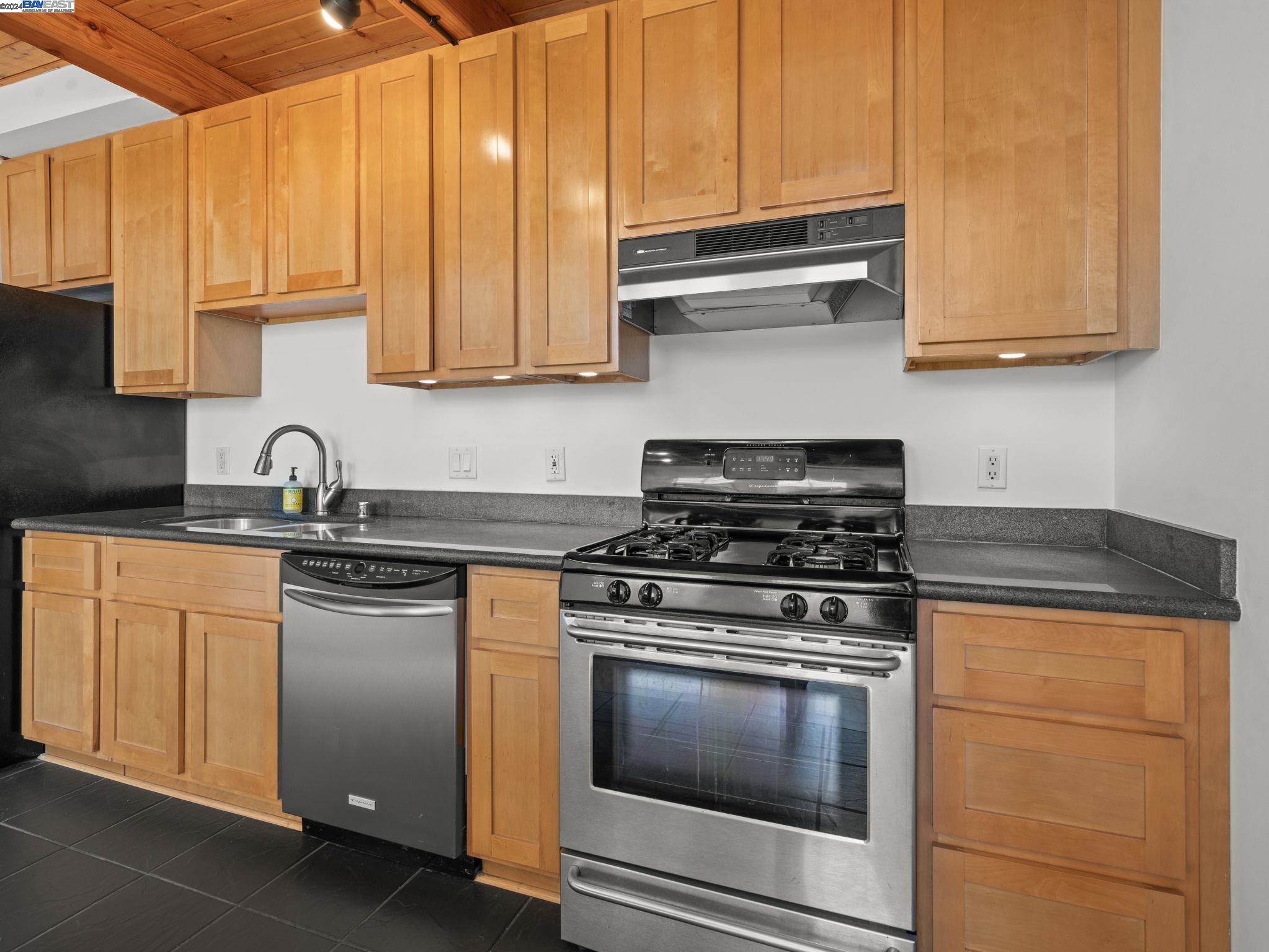 Detail Gallery Image 19 of 25 For 3110 Adeline St #124,  Oakland,  CA 94608 - 2 Beds | 2/1 Baths