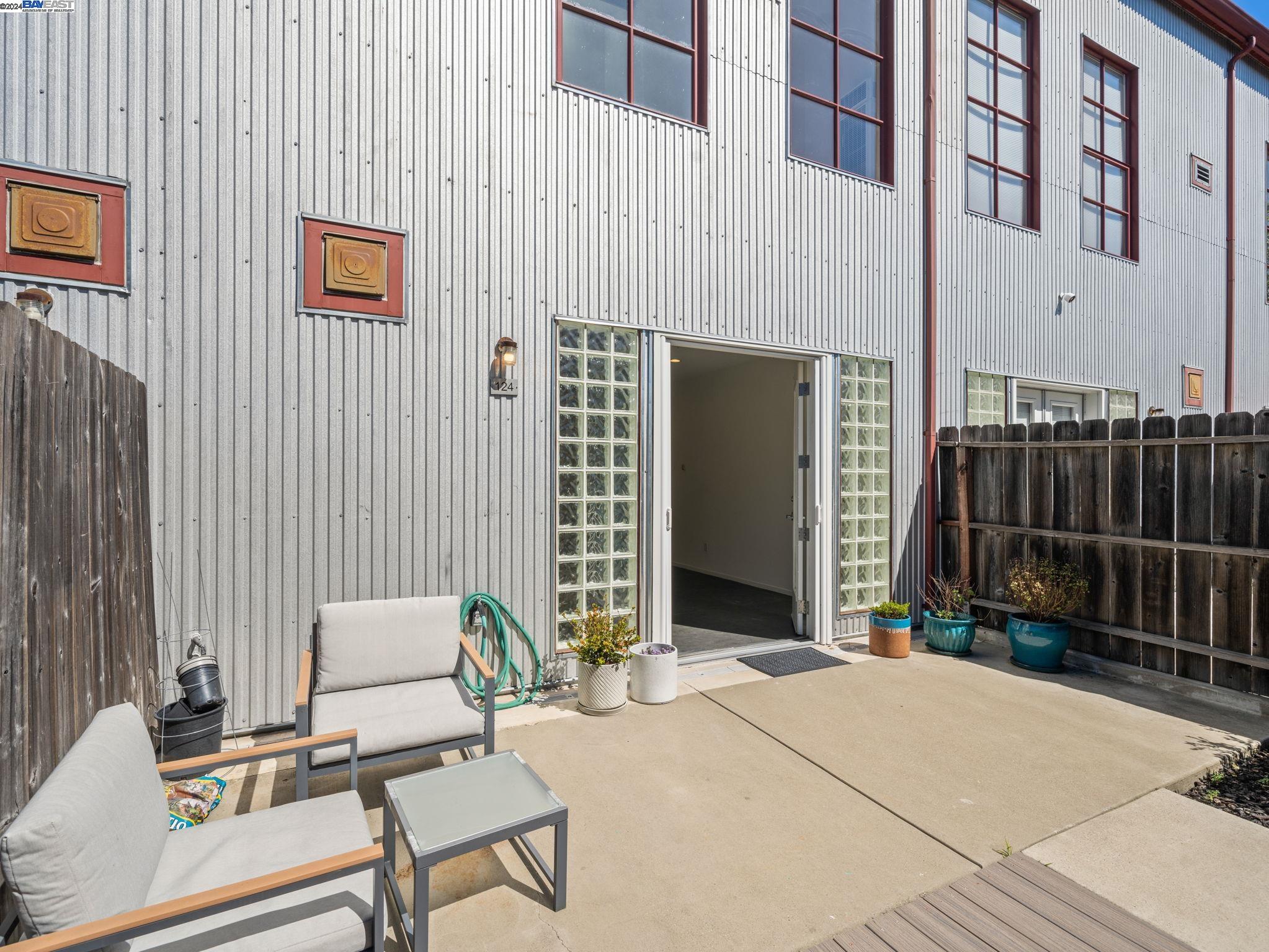 Detail Gallery Image 5 of 25 For 3110 Adeline St #124,  Oakland,  CA 94608 - 2 Beds | 2/1 Baths