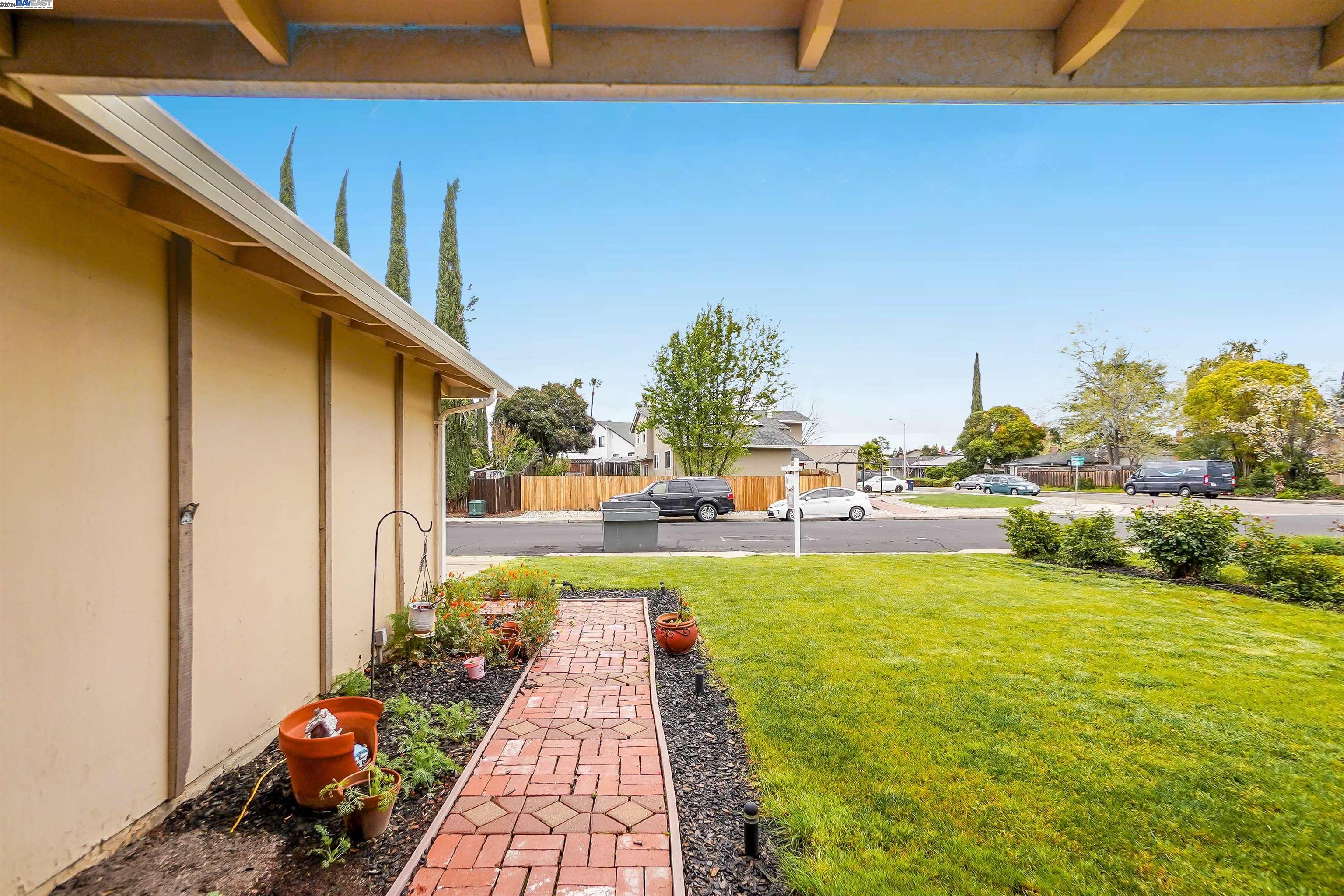 Detail Gallery Image 7 of 43 For 925 Hazel St, Livermore,  CA 94550 - 4 Beds | 2/1 Baths