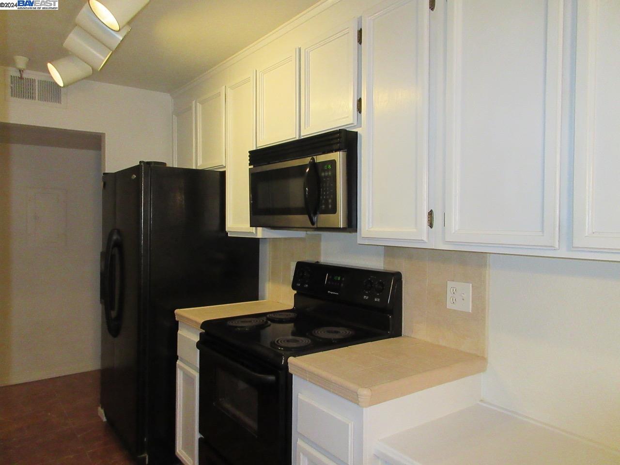 Detail Gallery Image 3 of 8 For 1400 Carpentier #223,  San Leandro,  CA 94577-9999 - 1 Beds | 1 Baths