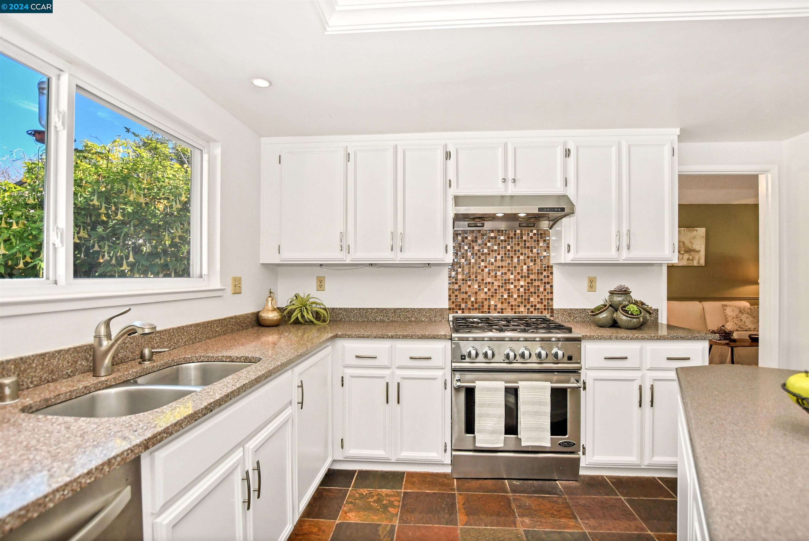 Detail Gallery Image 8 of 39 For 4485 Snowberry Ct, Concord,  CA 94521 - 4 Beds | 2/1 Baths
