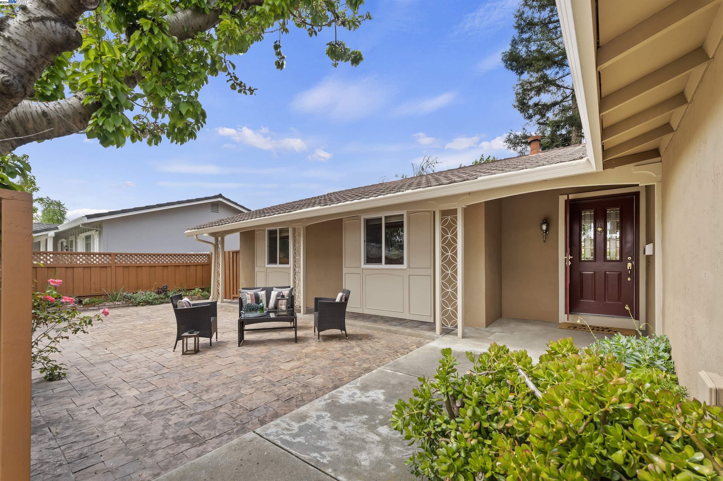 Detail Gallery Image 3 of 35 For 1564 Greenwood Rd, Pleasanton,  CA 94566 - 3 Beds | 2 Baths
