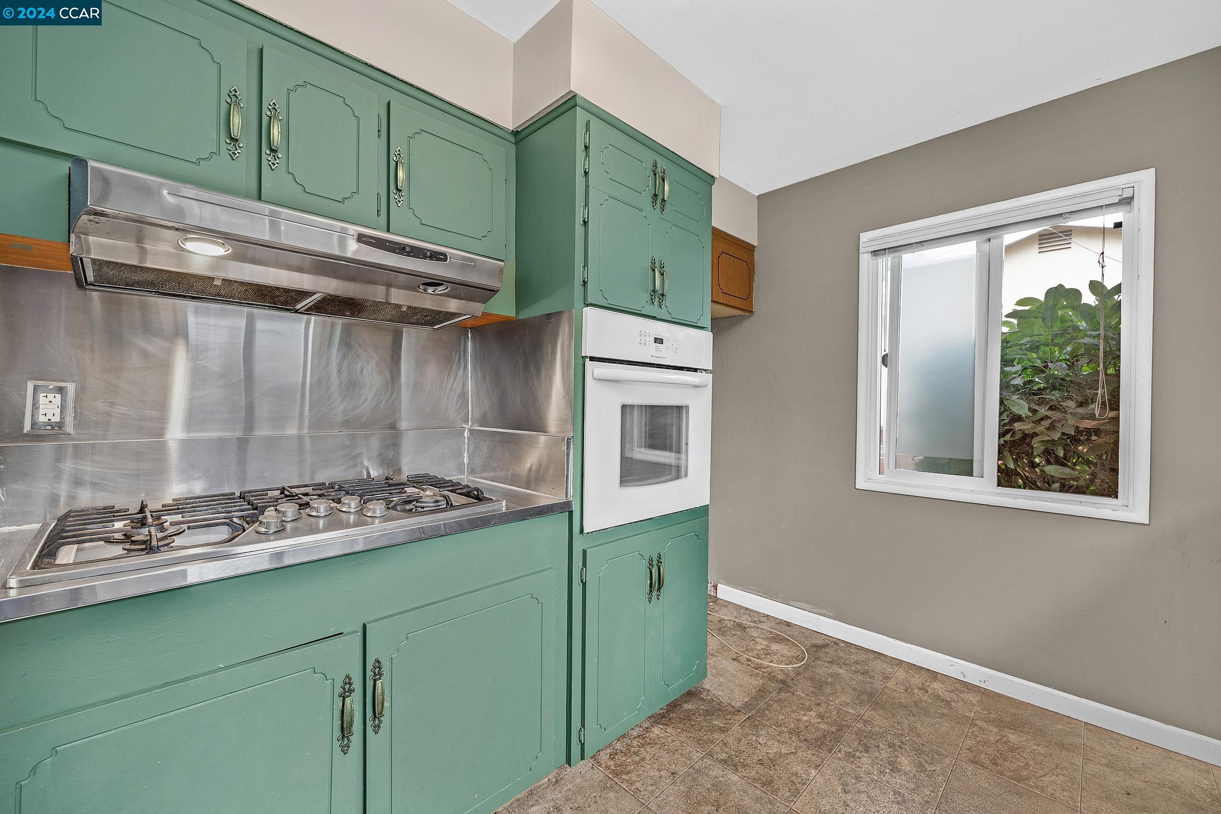 Detail Gallery Image 11 of 33 For 2309 Julia Ct, Pinole,  CA 94564 - 3 Beds | 2 Baths