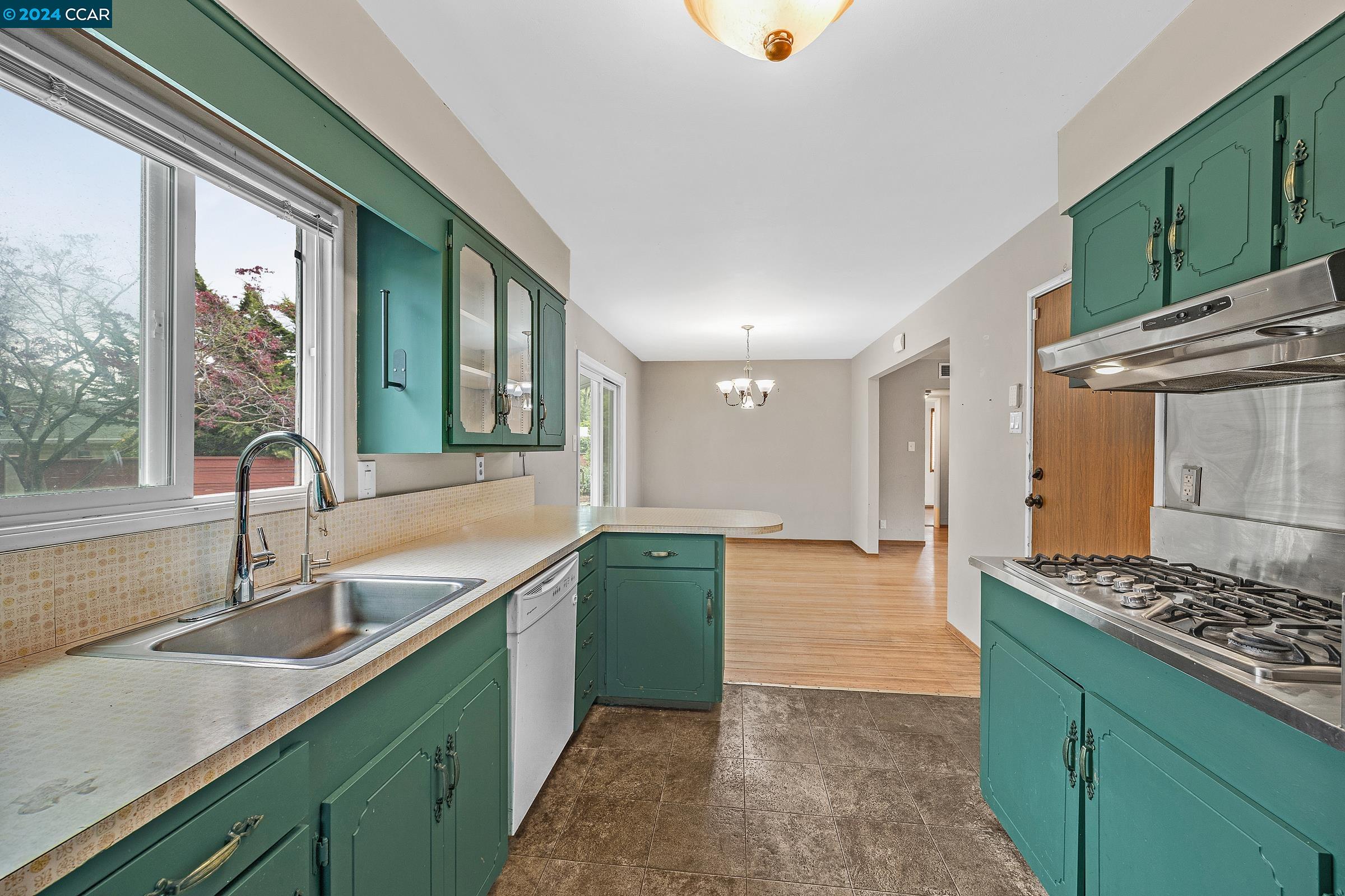 Detail Gallery Image 10 of 33 For 2309 Julia Ct, Pinole,  CA 94564 - 3 Beds | 2 Baths