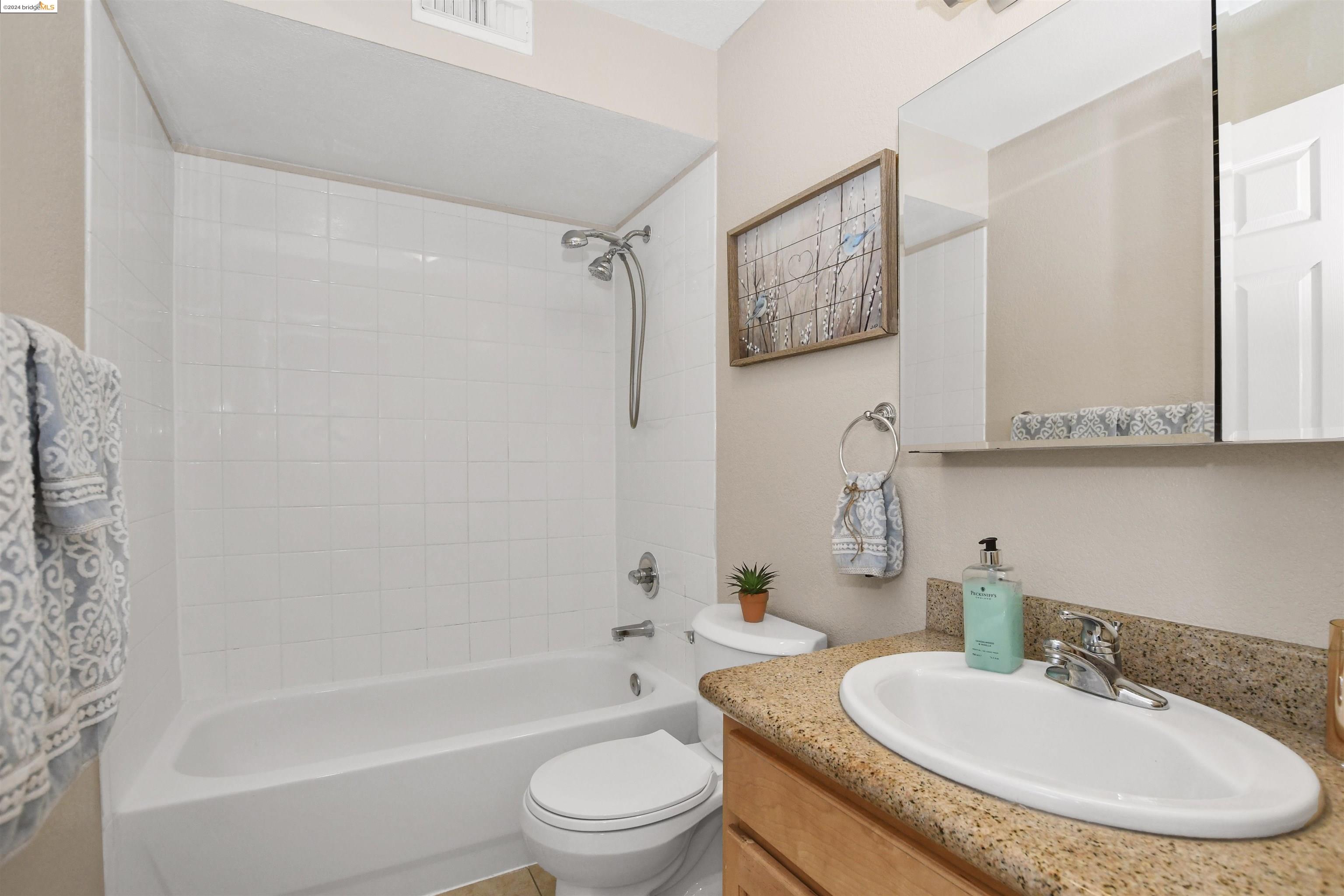 Detail Gallery Image 12 of 23 For 1127 Lakeview Cir, Pittsburg,  CA 94565 - 2 Beds | 2 Baths