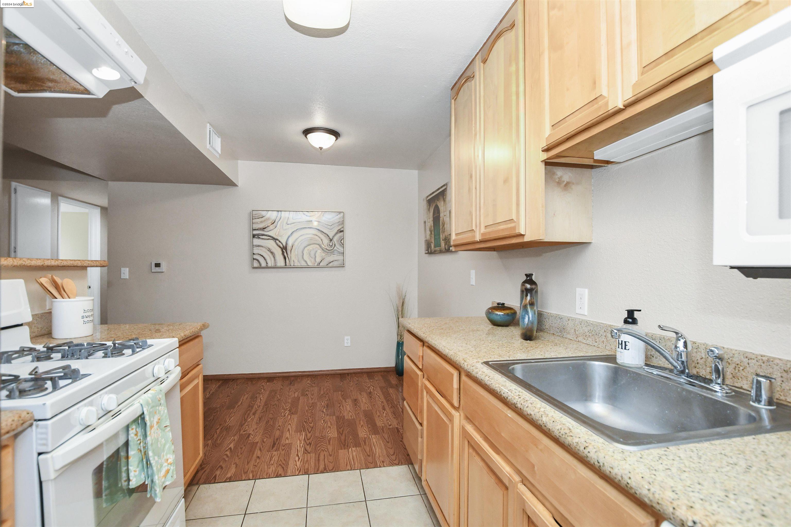 Detail Gallery Image 5 of 23 For 1127 Lakeview Cir, Pittsburg,  CA 94565 - 2 Beds | 2 Baths